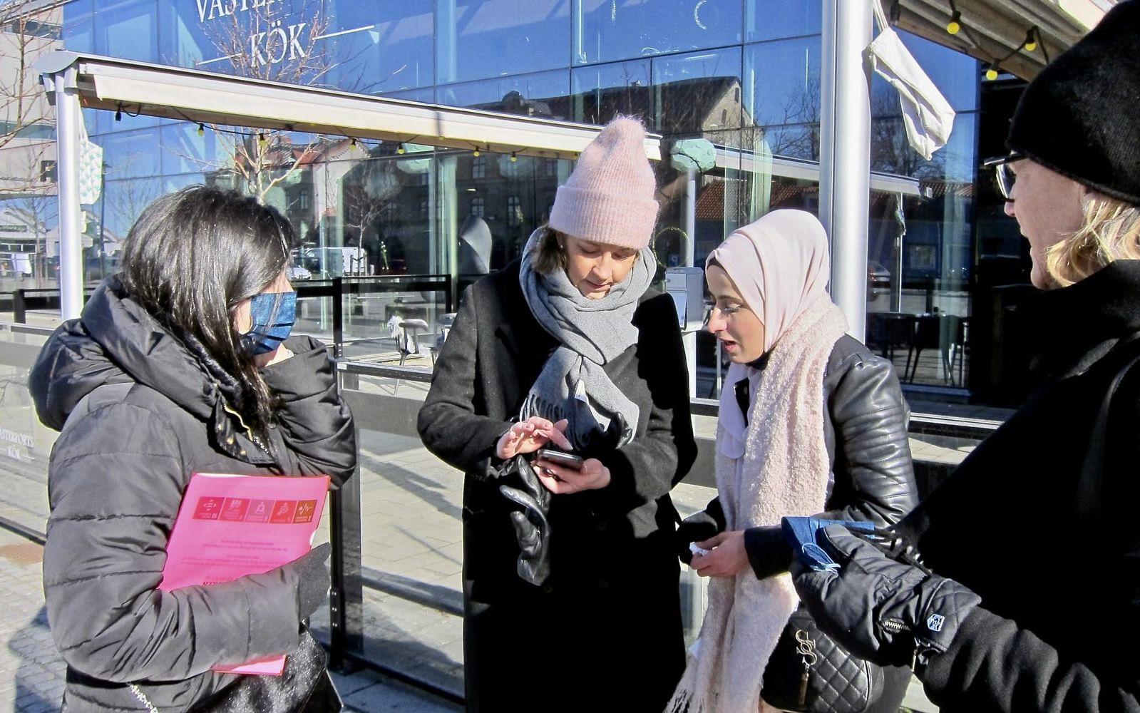 Anna Andersson, i mitten, är vd på Bildepån och en av dem som slöt upp till We Meet walk and talk. "Det är jätteroligt att prata med de här tjejerna, om det blir jobb vet jag inte”, säger hon.