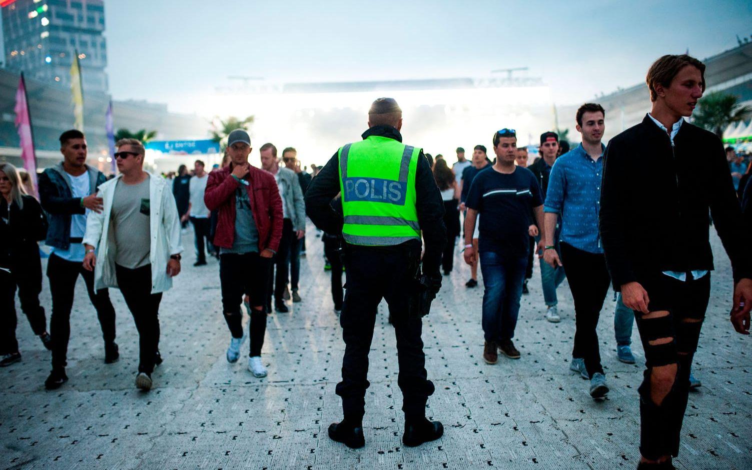 Ett stort antal poliser fanns på plats i och utanför Ullevi. Bild: Samuel Isaksson/Rockfoto