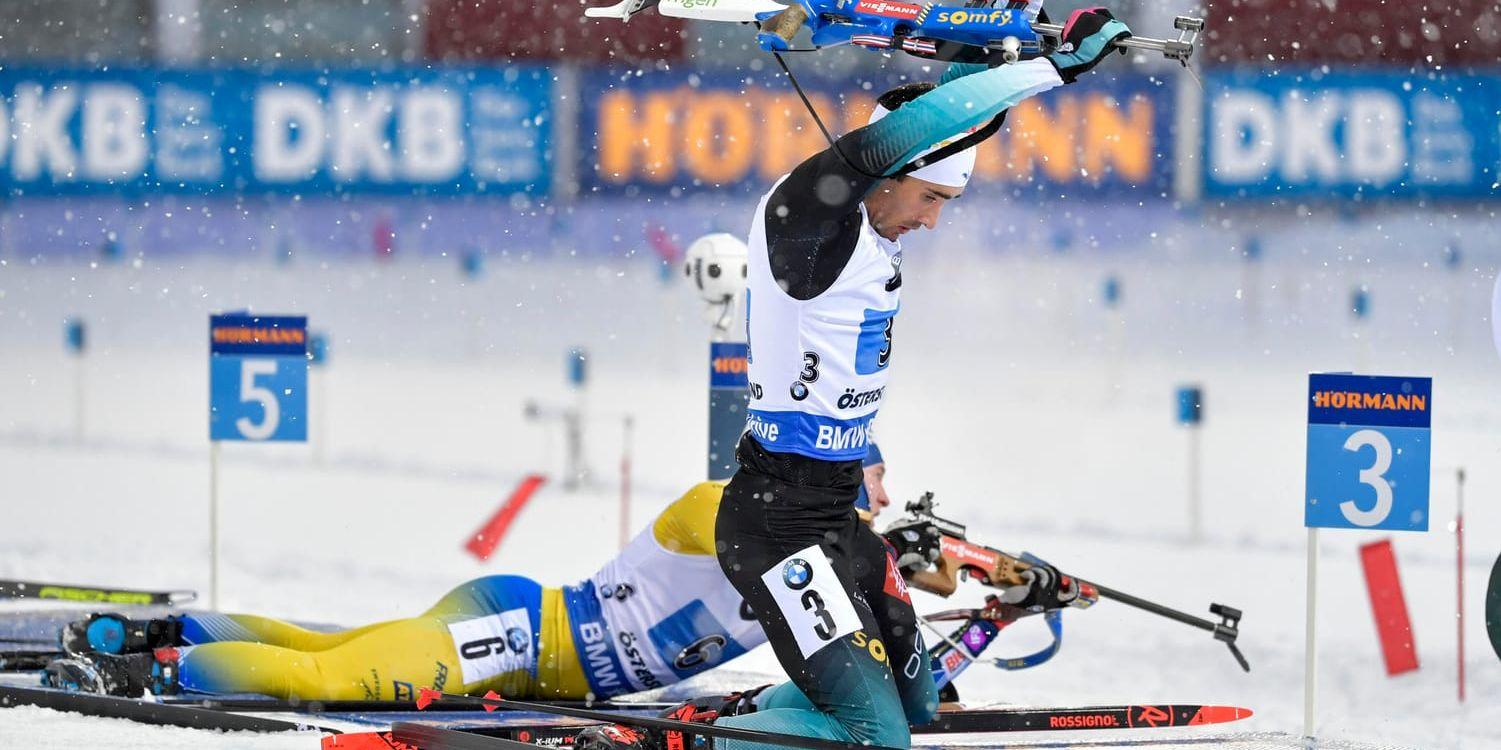 Frankrikes Martin Fourcade och Sveriges Sebastian Samuelsson.