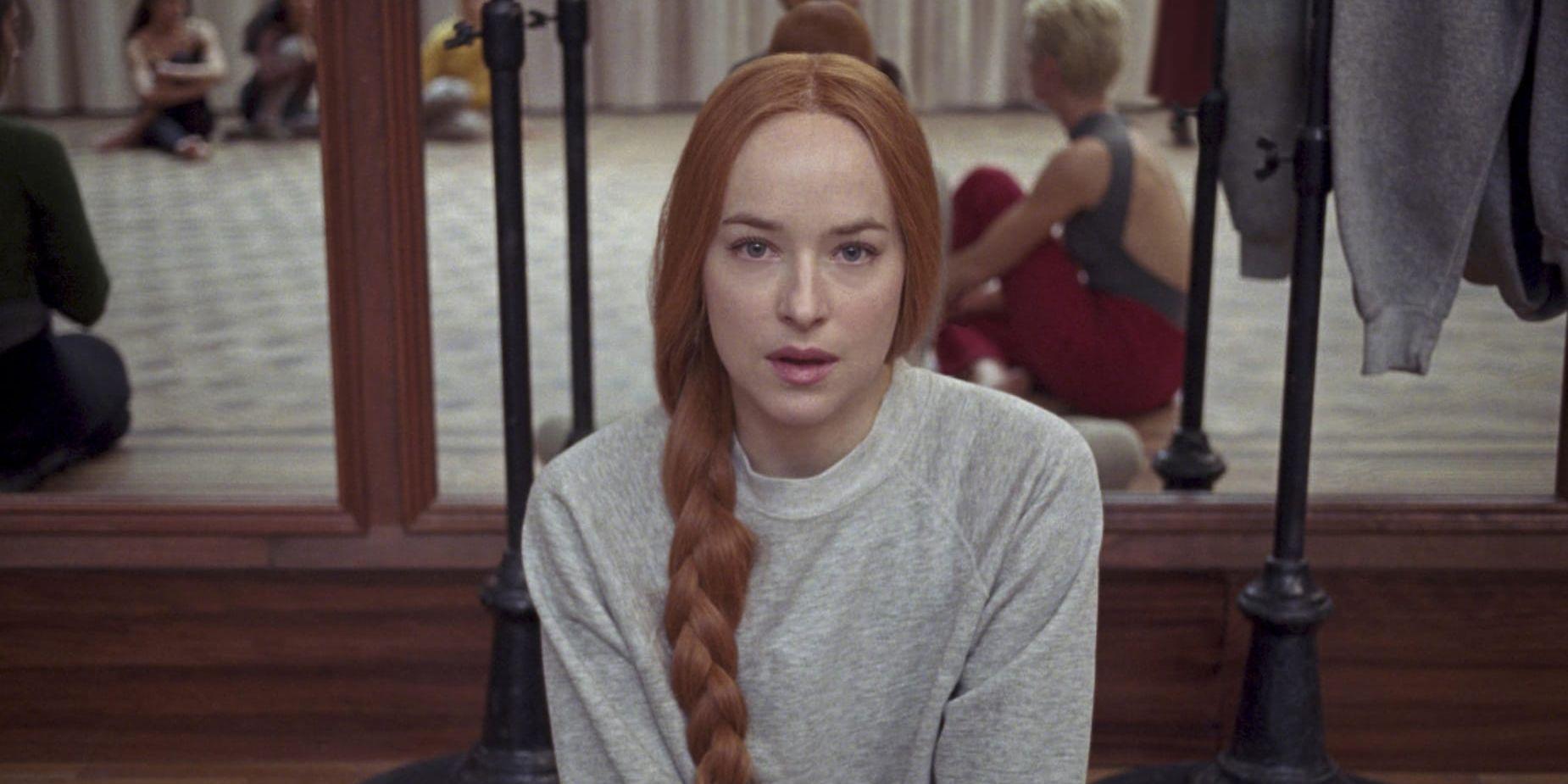 Suzy (Dakota Johnson) kommer från Ohio till Berlin för att börja på en prestigefull dansskola i "Suspiria". Pressbild.