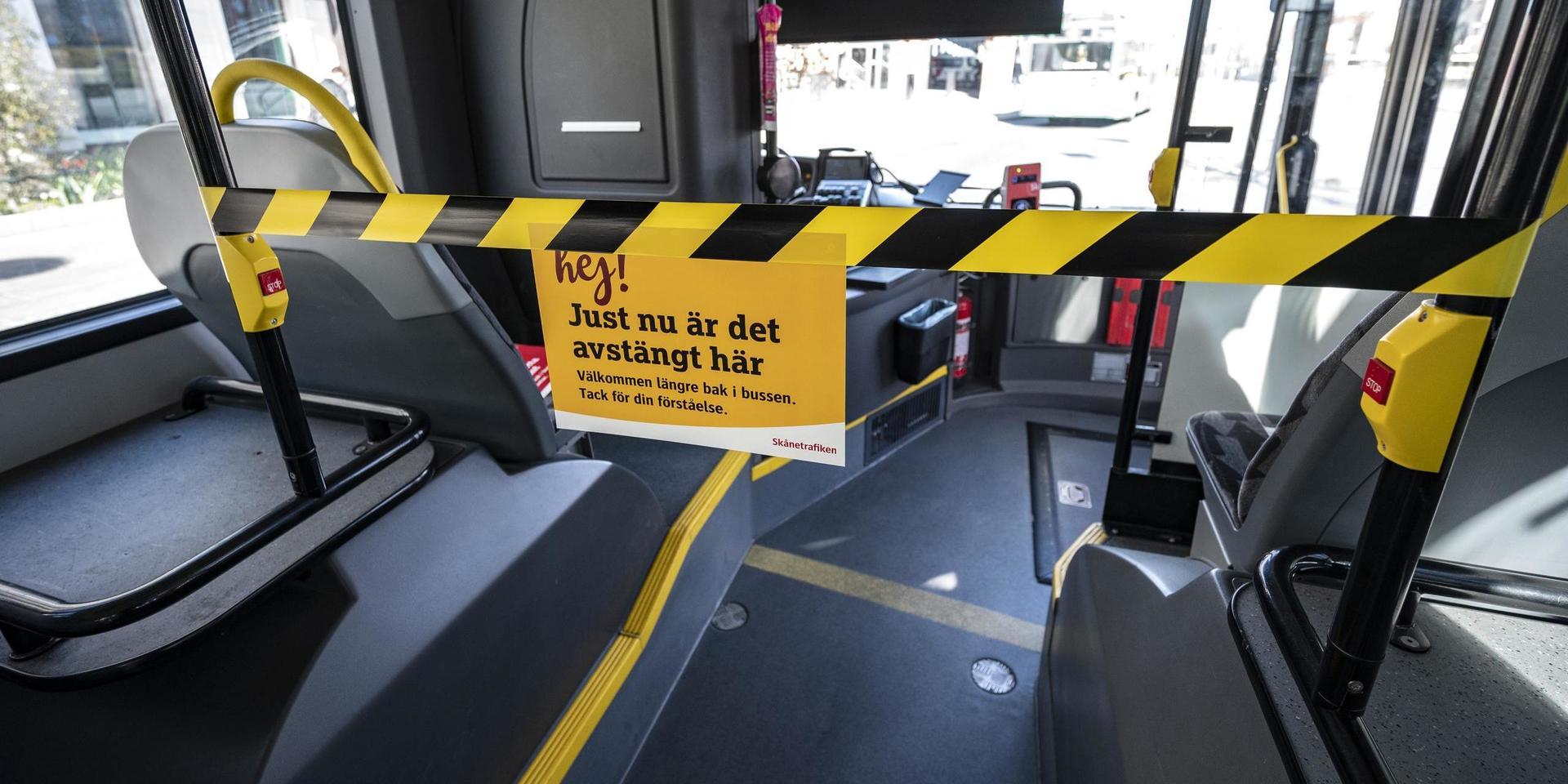 Restriktioner bland annat i kollektivtrafiken väntas ligga kvar över sommaren.