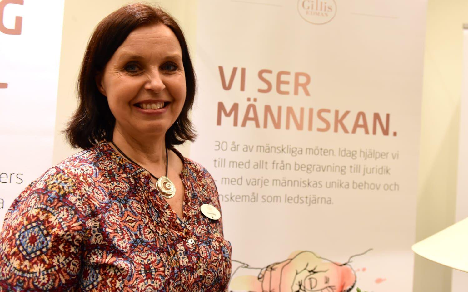 Susanne Hägg från Gillis Edman sa att företaget inte bara är "den första begravningsbyrån som har blivit HBTQ-certifierad utan har även familjejuridik, så vi kan hjälpa till med samboavtal, testamente, äktenskapsförord med mera. Vi finns bland annat i Göteborg och Kungsbacka och har med ett livsarkiv som vi delar ut till de som vill ha och fylla i." Bild: Martin Erlandsson