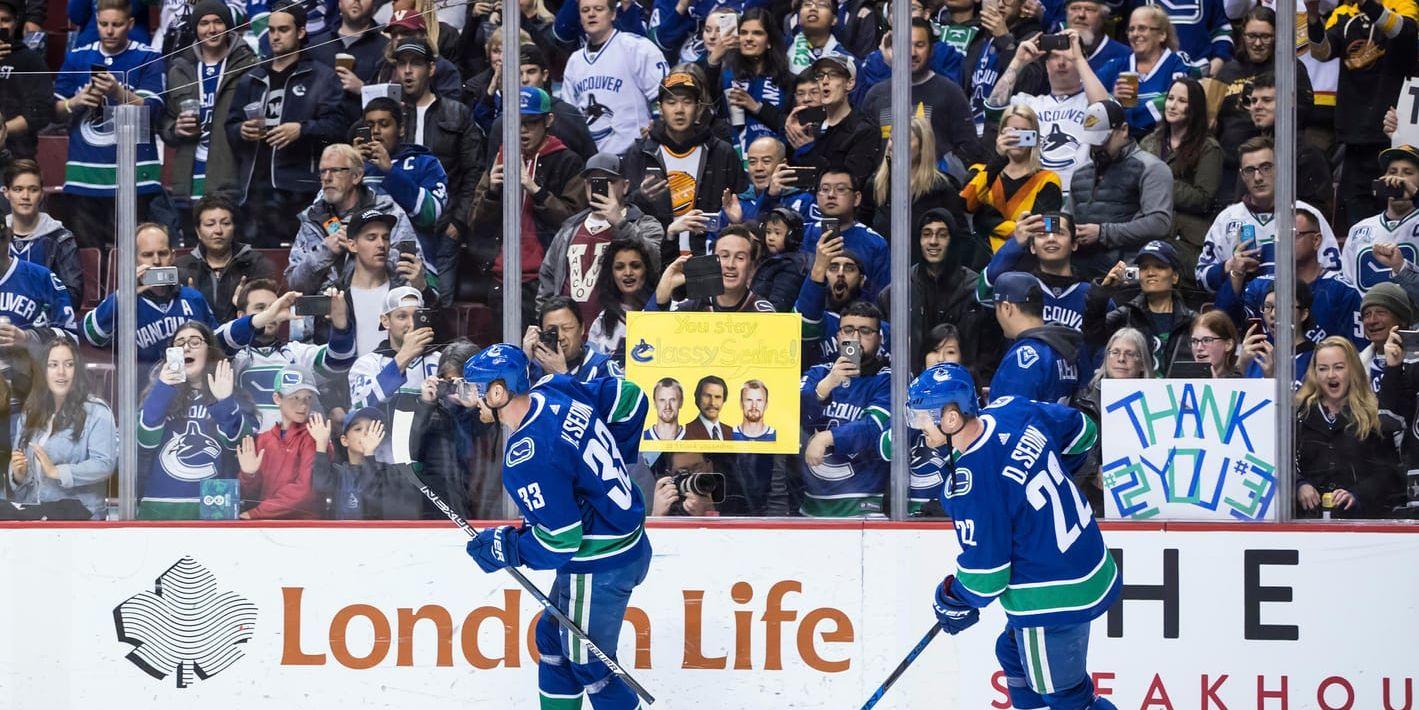 Vancouvers Henrik Sedin, vänster och Daniel Sedin hyllas ute på isen inför sin sista hemmamatch för Vancouver mot Arizona i natt svensk tid.