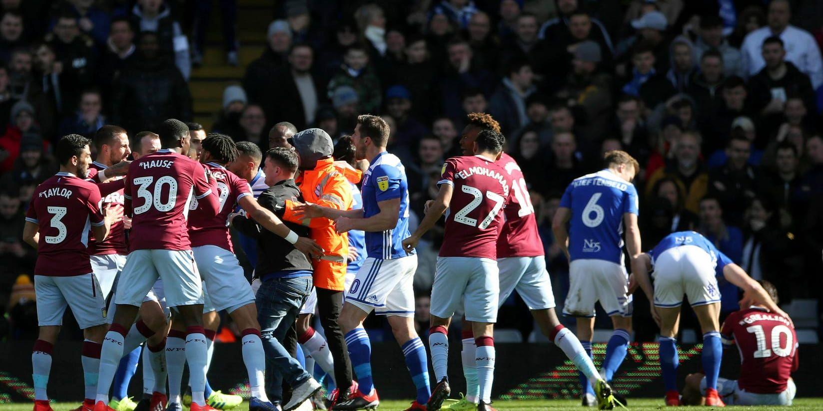 Jack Grealish attackerades av en supporter i derbyt mot Birmingham.