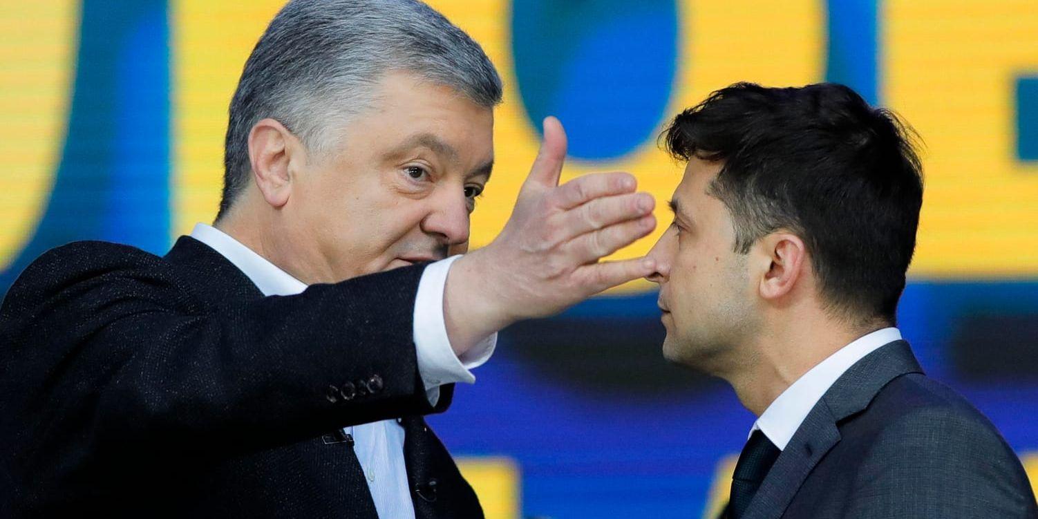 Avgående president Petro Porosjenko (till vänster) och tillträdande president Volodymyr Zelenskyj under en valdebatt. Arkivbild.