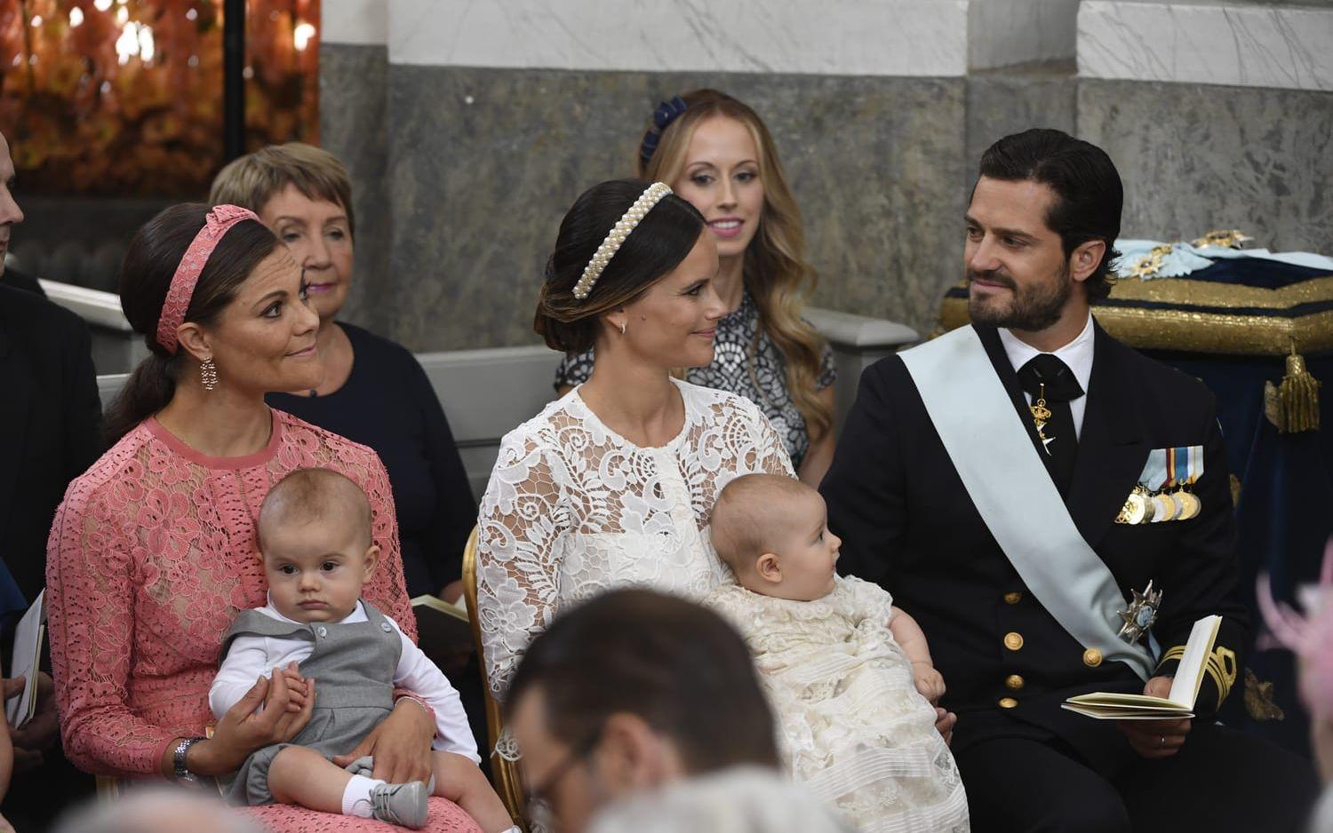 Prins Alexander med mamma Sofia och pappa Carl-Philip. Bredvid sitter kronprinsessan Victoria med prins Oscar.