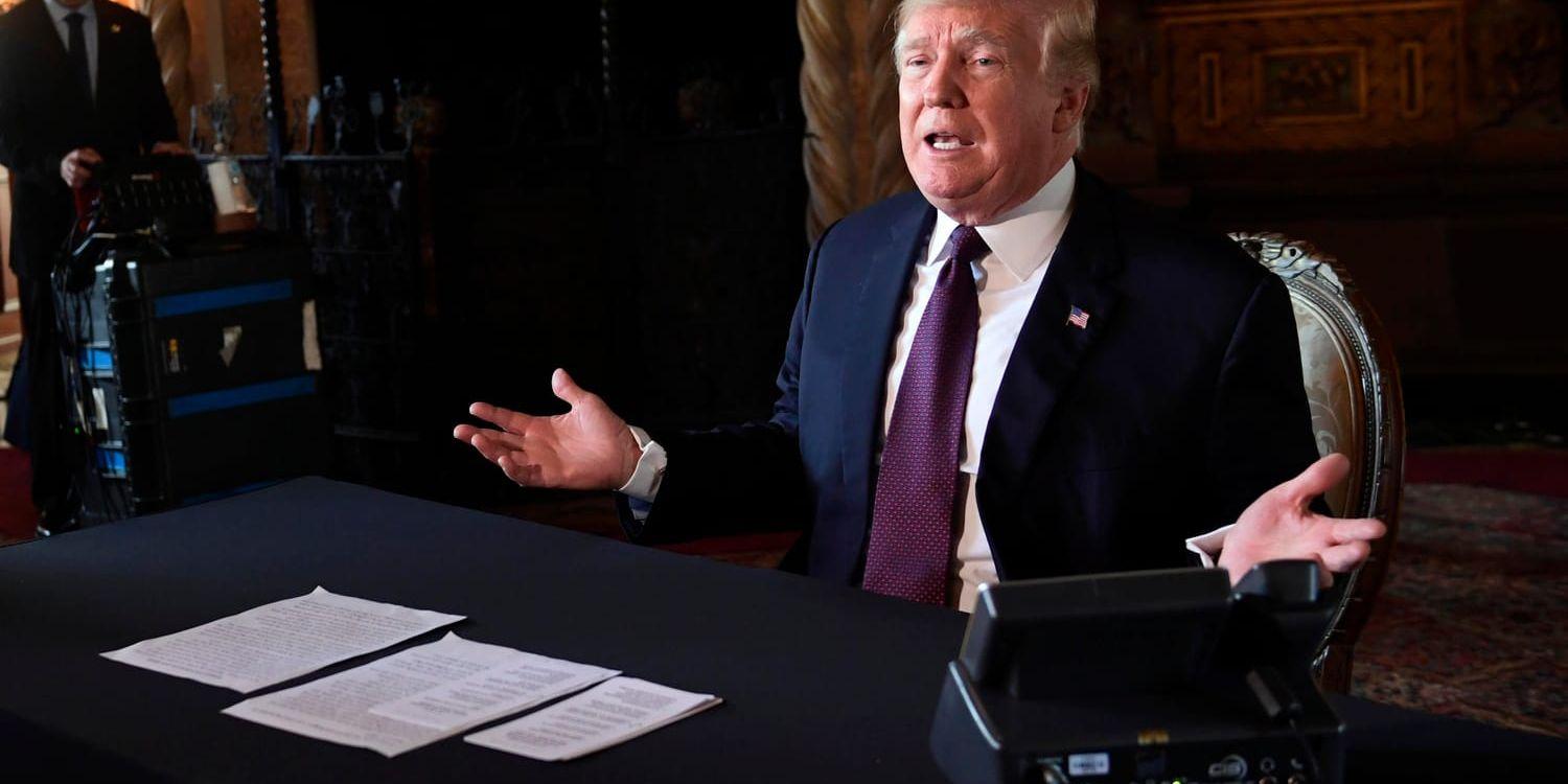 Donald Trump pratar med medierna på sin egendom Mar-a-Lago i Florida.