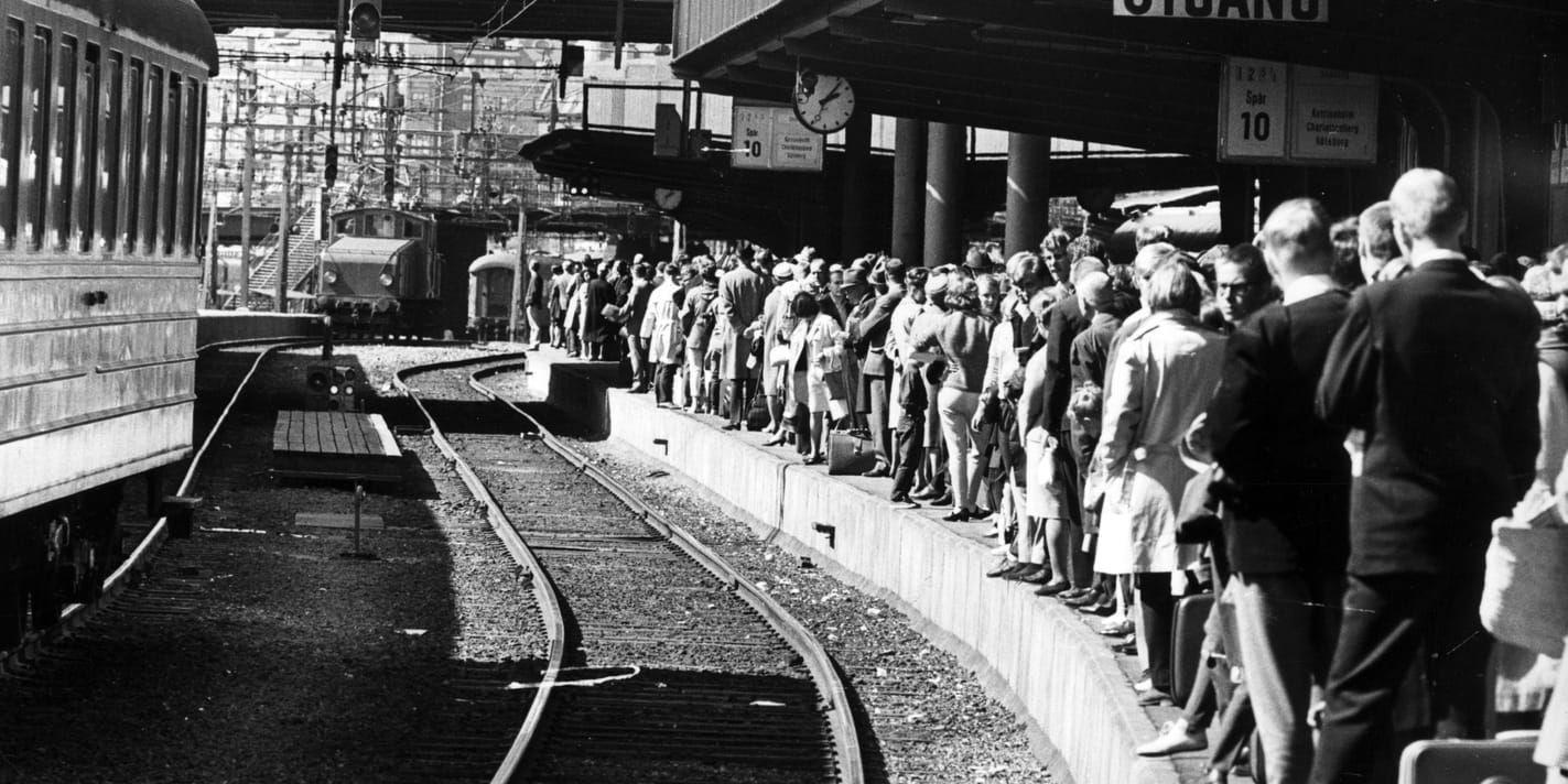 Kan man lära av forna tiders hantering av cyklar på tåget, undrar insändarskribenten. Bilden är från 1965 resenärer väntar på tåget vid Stockholms central.