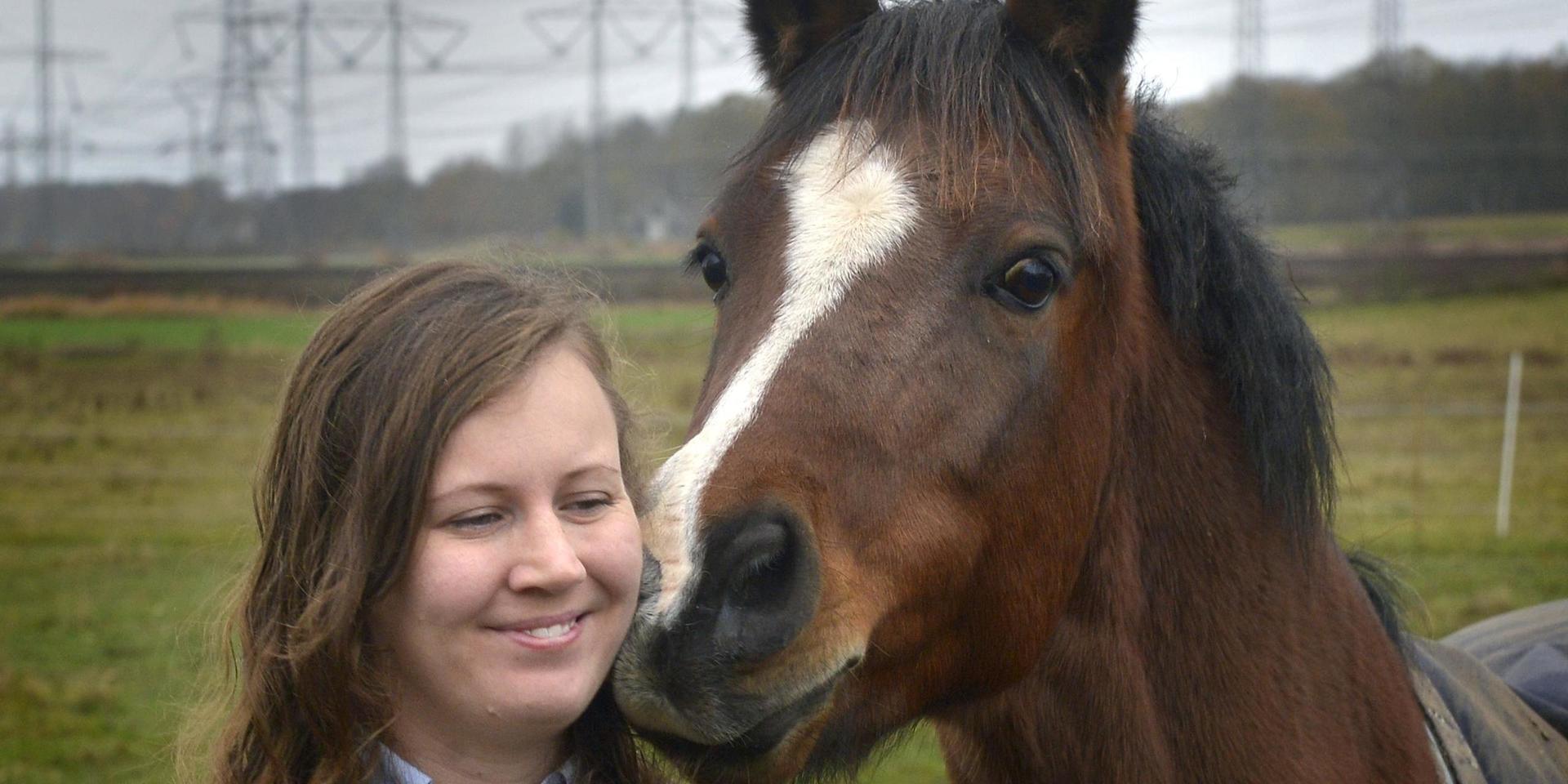 Julia Karls och ponnyn Titan som är uppfödd av hennes make.