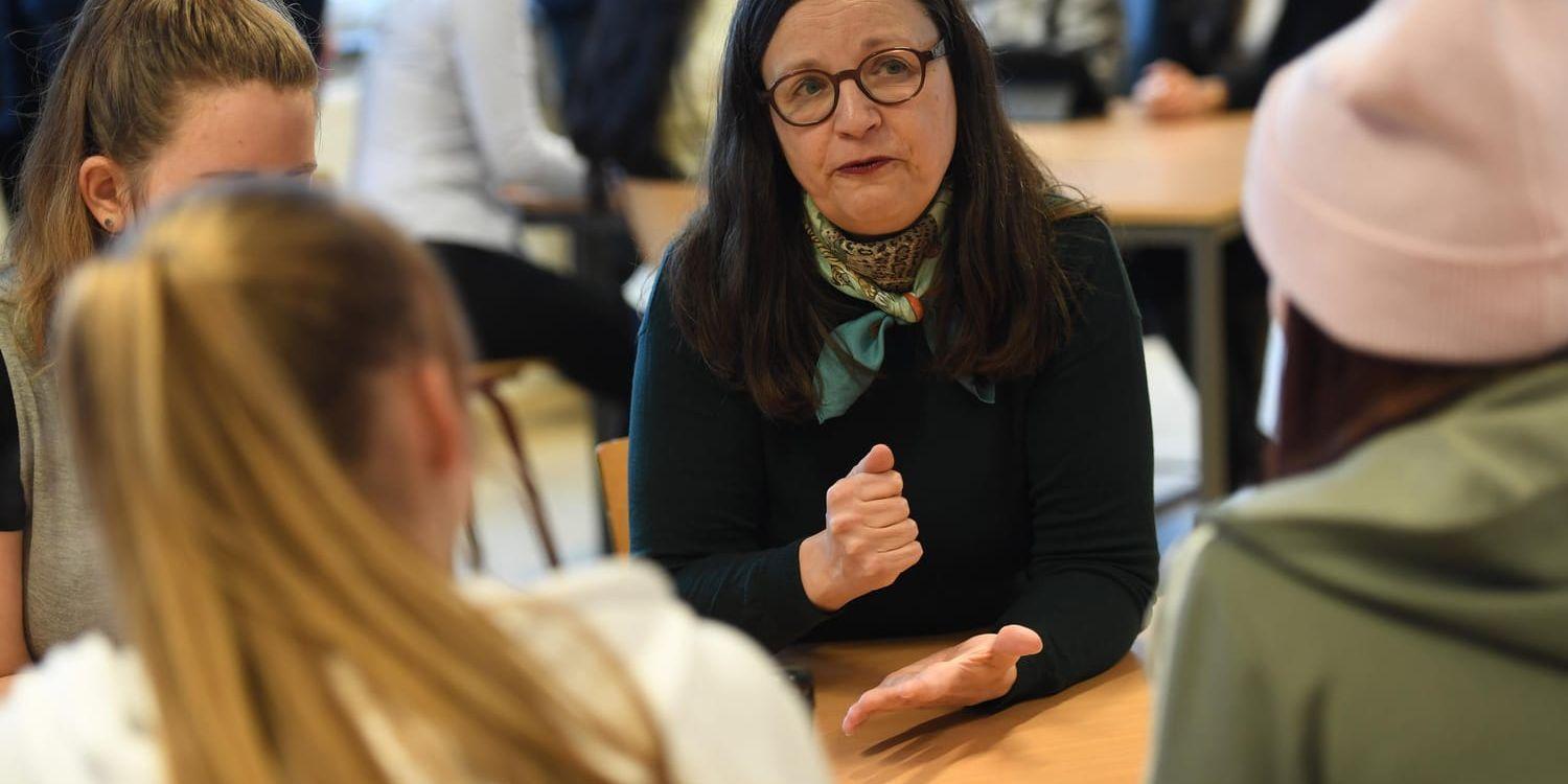 Gymnasie- och kunskapslyftsminister Anna Ekström (S) träffar elever under ett besök på Midsommarkransens gymnasium tillsammans med statsminister Stefan Löfven (S). Arkivbild.