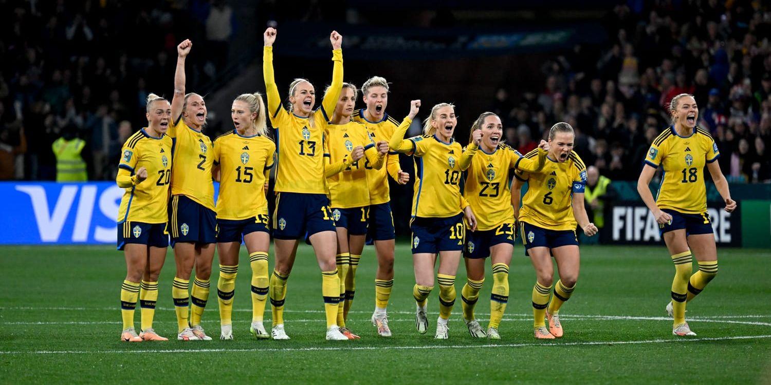 Sverige firar efter straffsegern mot USA i VM-åttondelsfinalen.