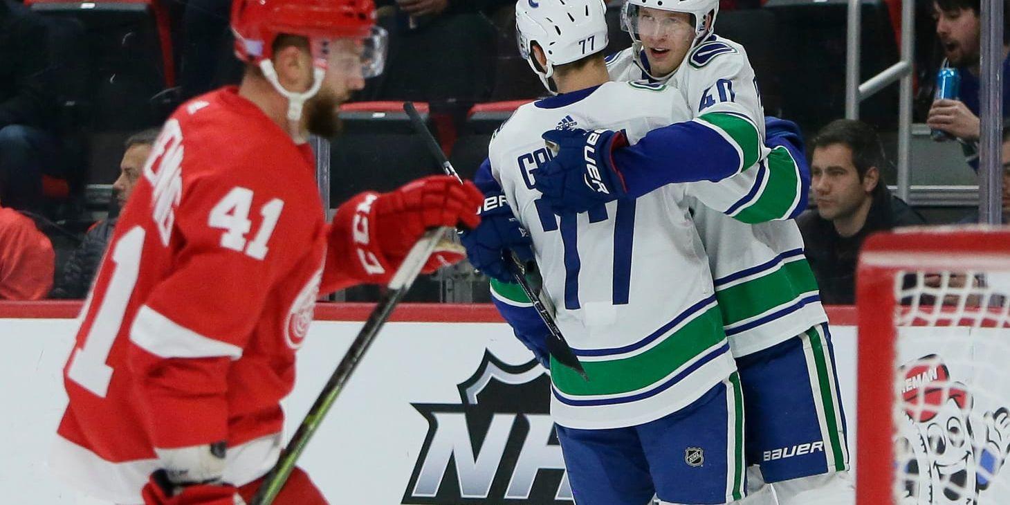 Vancouvers Elias Pettersson firar sitt mål med Nikolaj Goldobin i matchen mot Detroit.