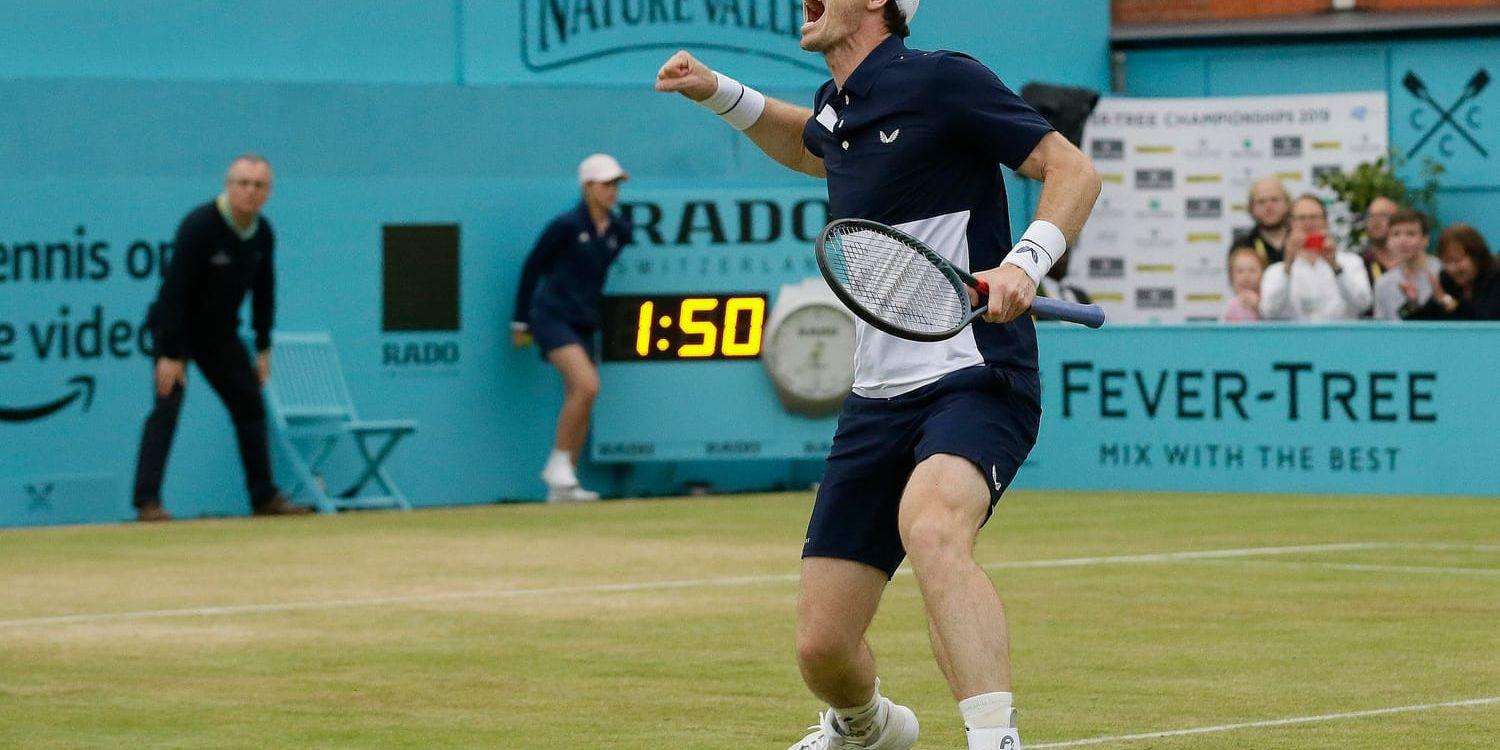 Andy Murray jublar rejält efter segern i dubbelfinalen.