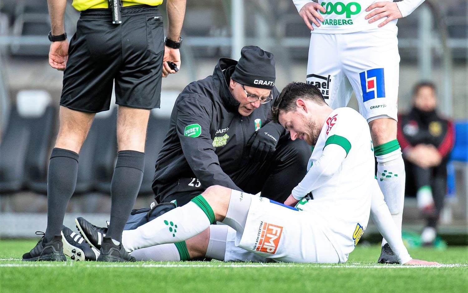 Varbergs Robin Tranberg får vård under fotbollsmatchen i Allsvenskan mellan Östersund och Varberg den 2 maj 2021 i Östersund.