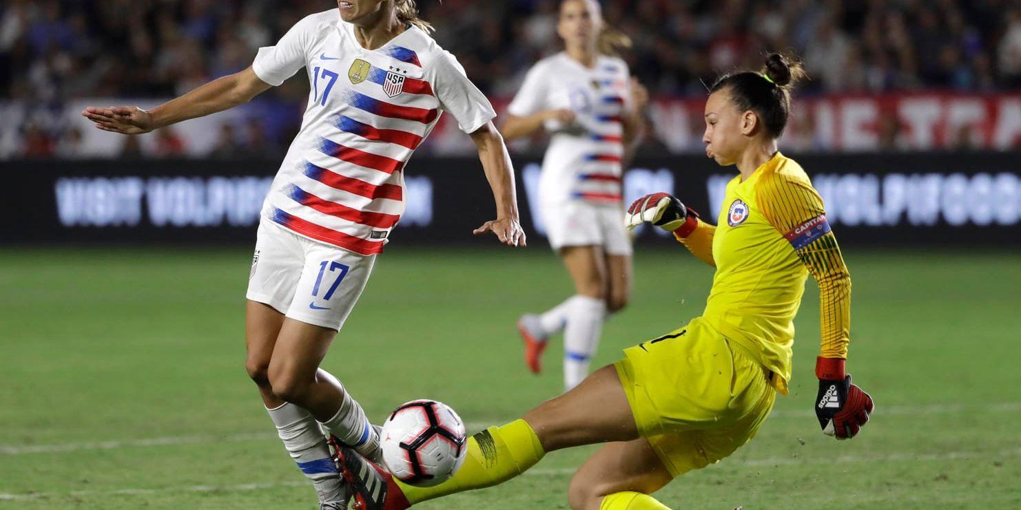 Chiles målvakt Christiane Endler i en duell med USA:s Tobin Heath under en träningslandskamp i september förra året. Arkivbild.