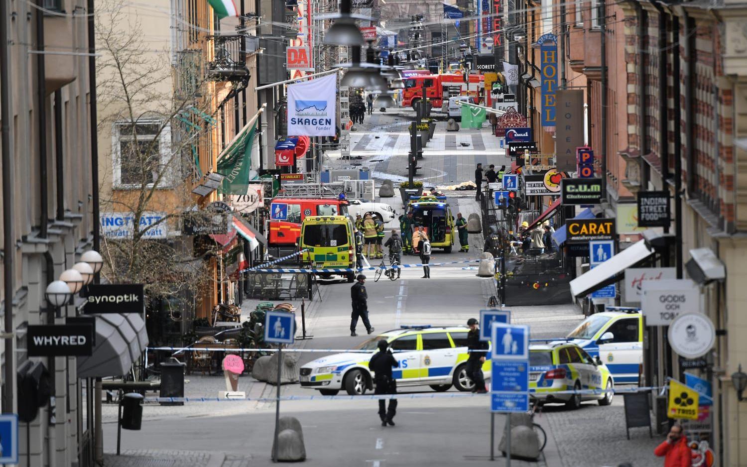 Stockholm 7 april. En lastbil körde över människor på Drottninggatan.
