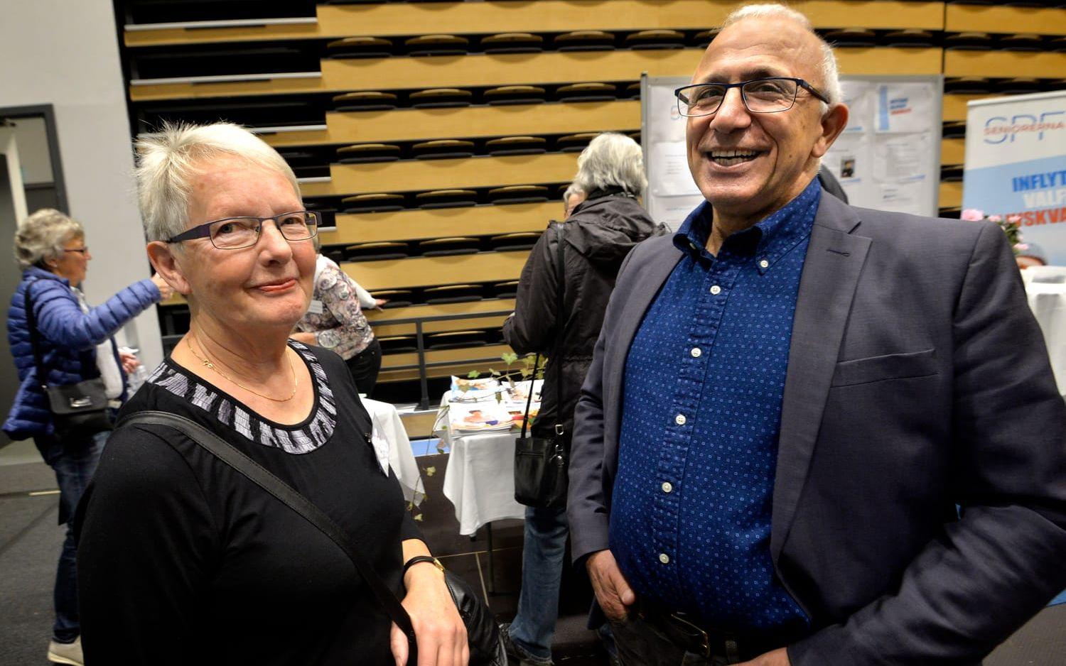 Snack. Monica Carlsson och Shlomo Gavie tycker att mässan öppnar upp för samtal. /Foto: Annika Karlbom