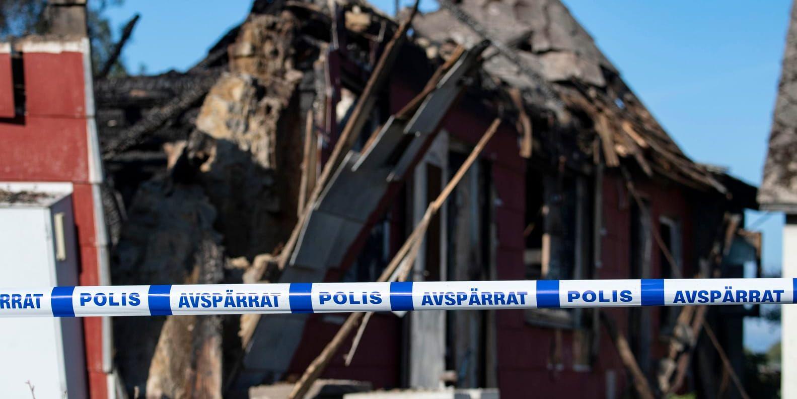 Räddningstjänsten larmade fordon från flera stationer till branden.