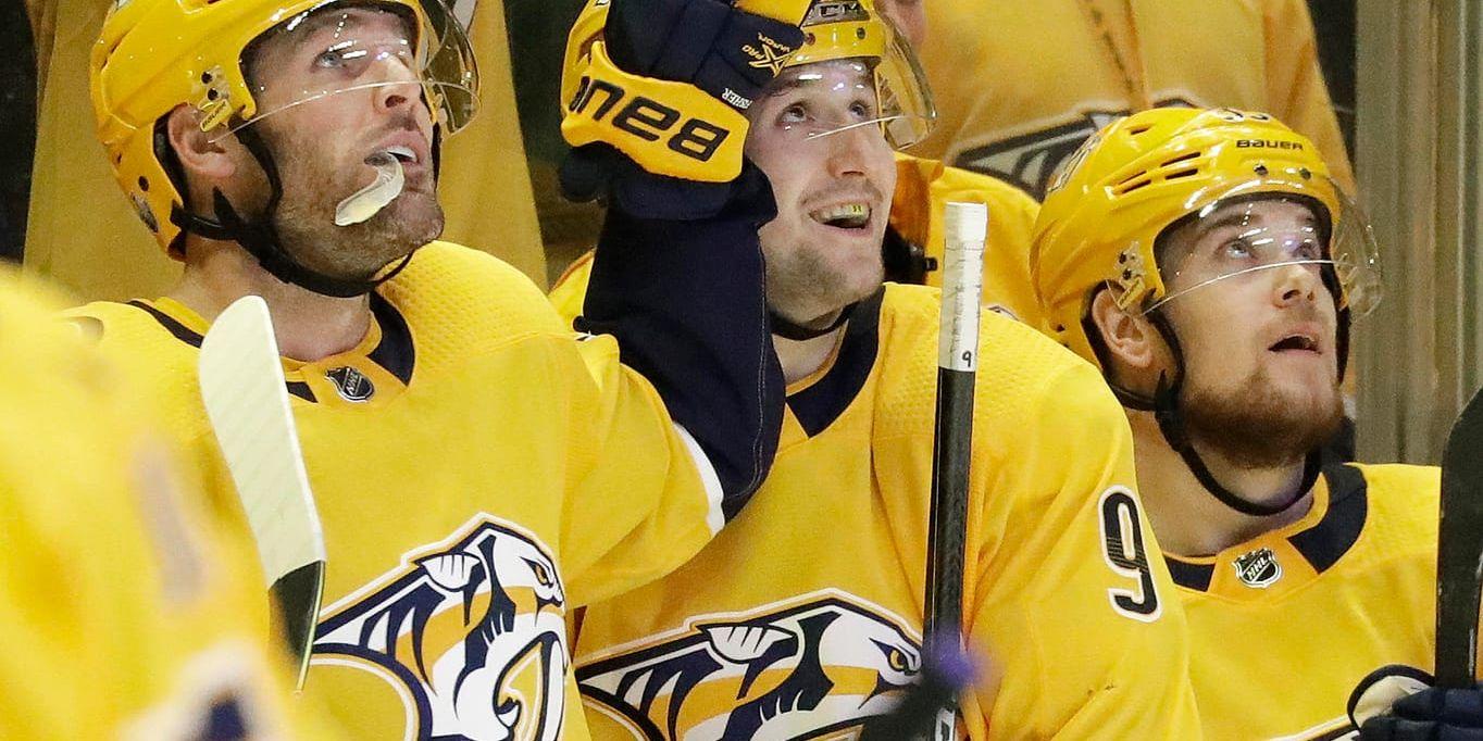 Filip Forsberg, i mitten, tittar tillsammans med Mike Fisher (t v) och Viktor Arvidsson (t h) upp mot jumbotronen för att kolla in reprisen av Forsbergs matchavgörande solomål i 5–2-segern mot Colorado.