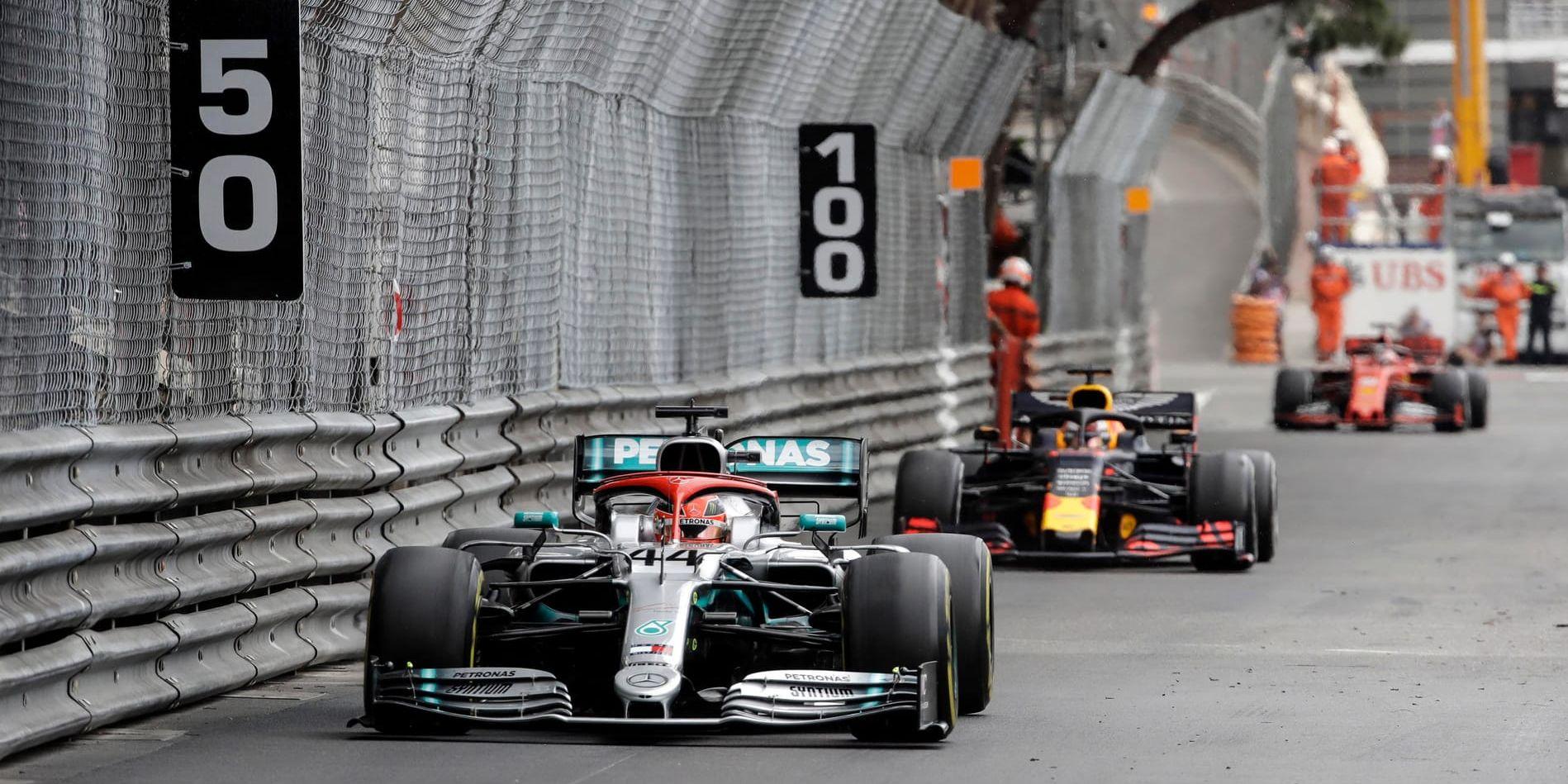 Lewis Hamilton med en vilt jagande Max Verstappen efter sig.