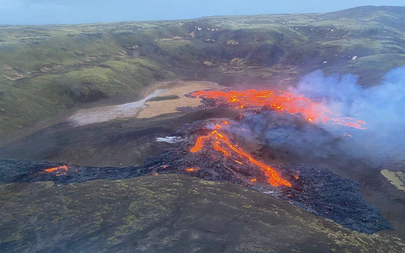 Ett vulkanutbrott inträffade på Island på fredagen, tre mil sydväst om huvudstaden Reykjavik