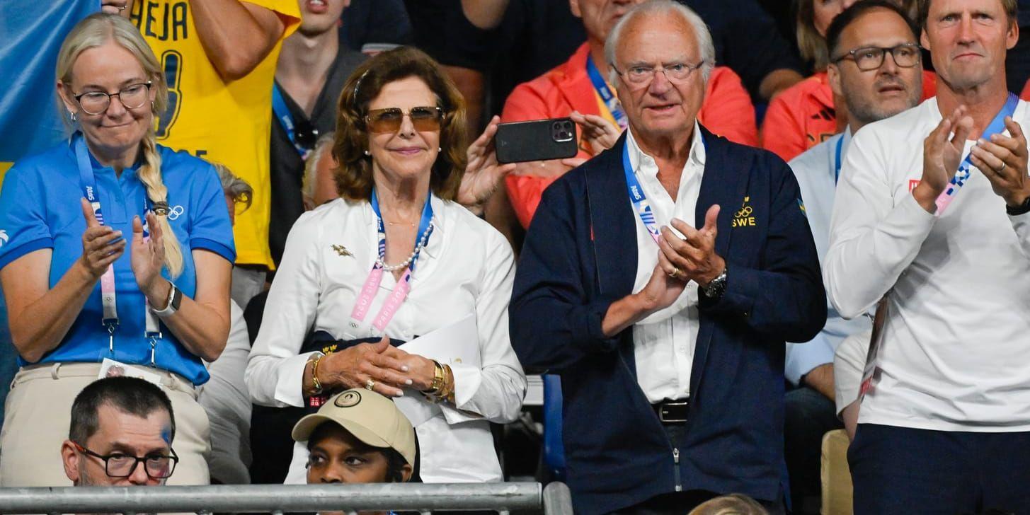 Drottning Silvia och kung Carl XVI Gustaf applåderar efter att Truls Möregårdh vunnit sin singelmatch mot Tyskland Dimitrij Ovtcharov under tisdagens OS-kvartsfinal i bordtennis.