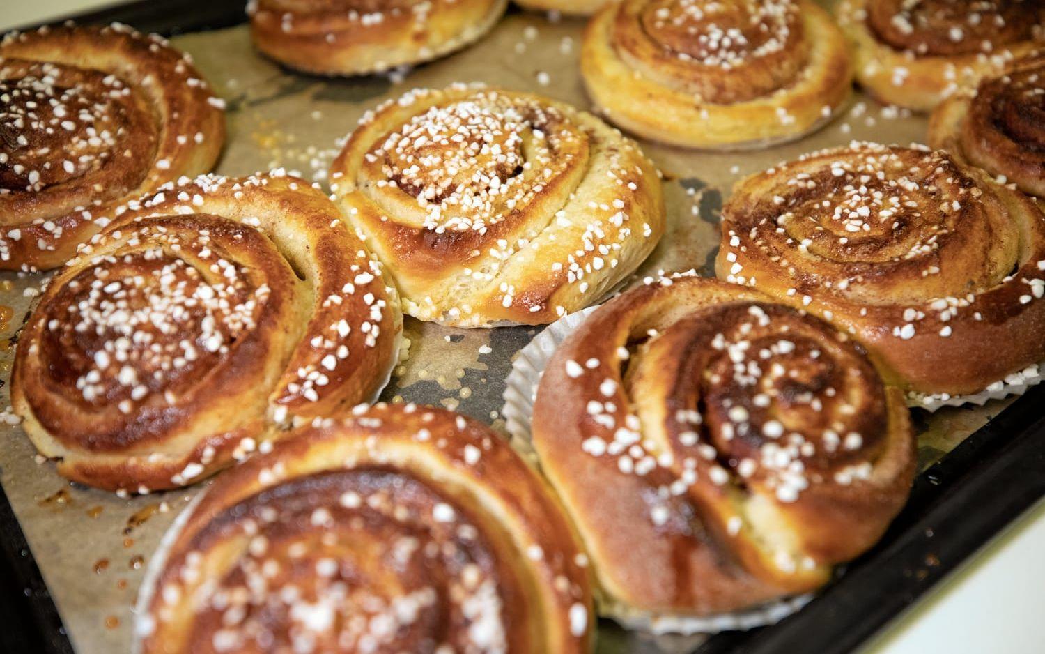 Nygräddade kanelbullar på väg ut till kunderna.