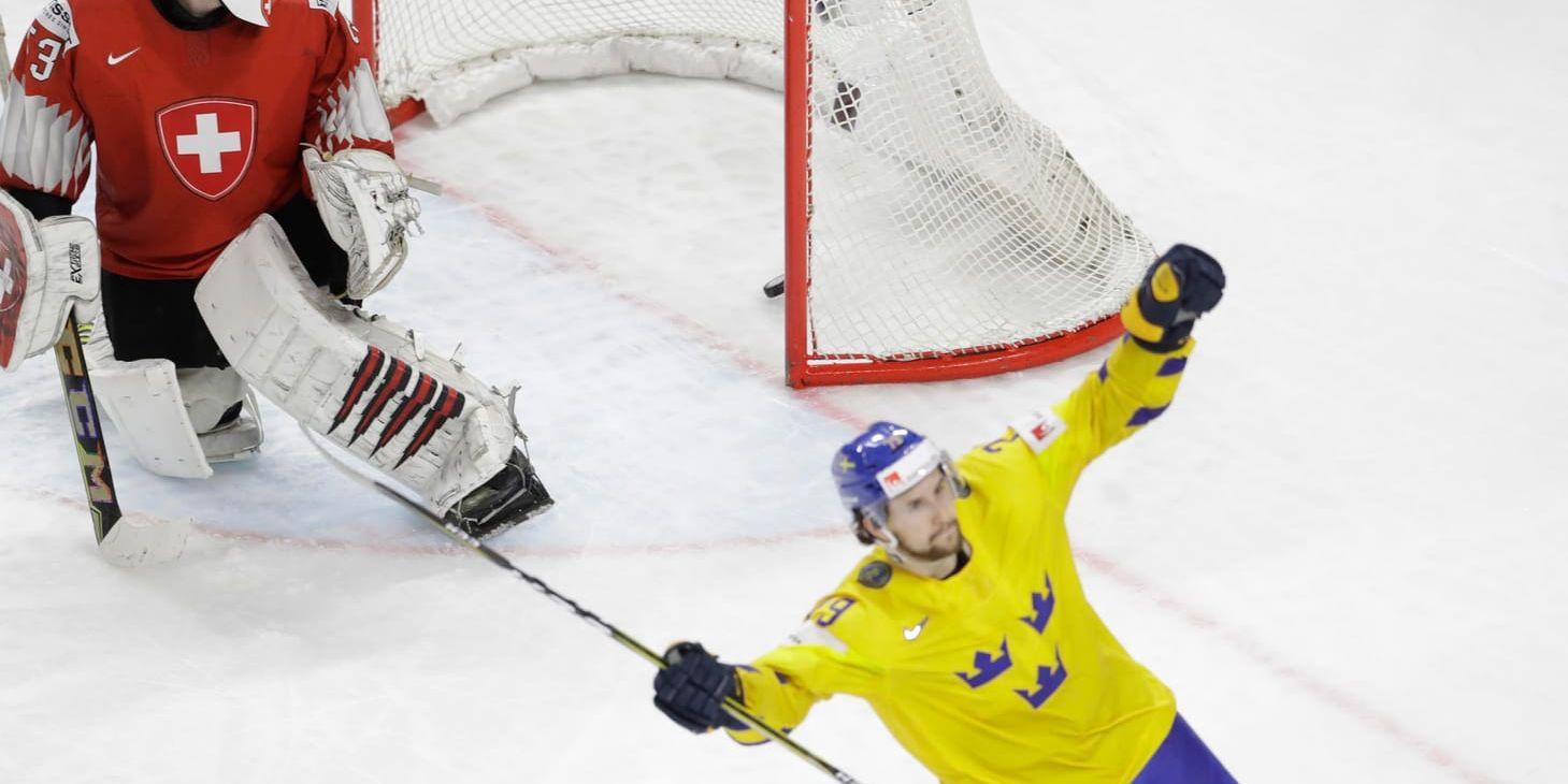 Filip Forsberg sätter den avgörande straffen i VM-finalen mot Schweiz i våras. Arkivbild.