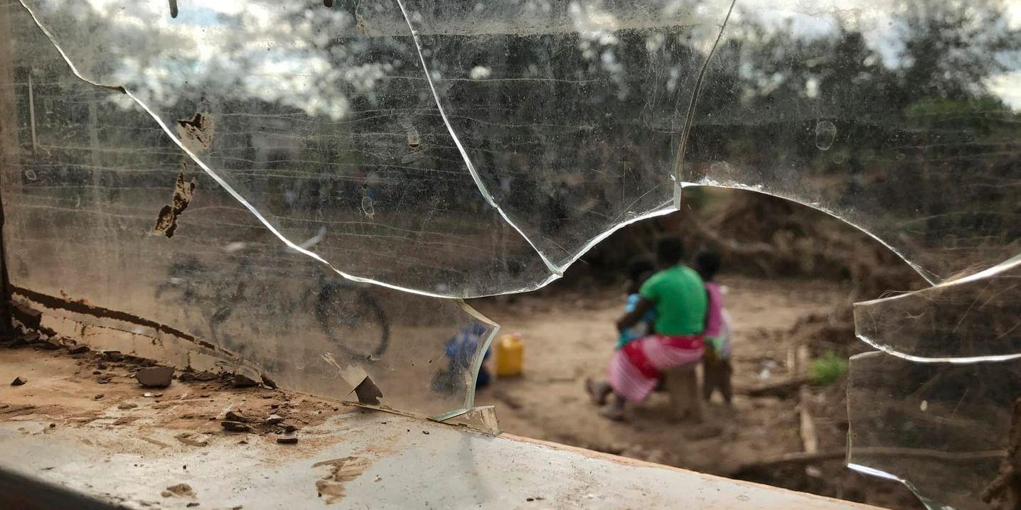 En familj i byn Bopira, Moçambique, fick sitt hem förstört av cyklonen Idai. Arkivbild.