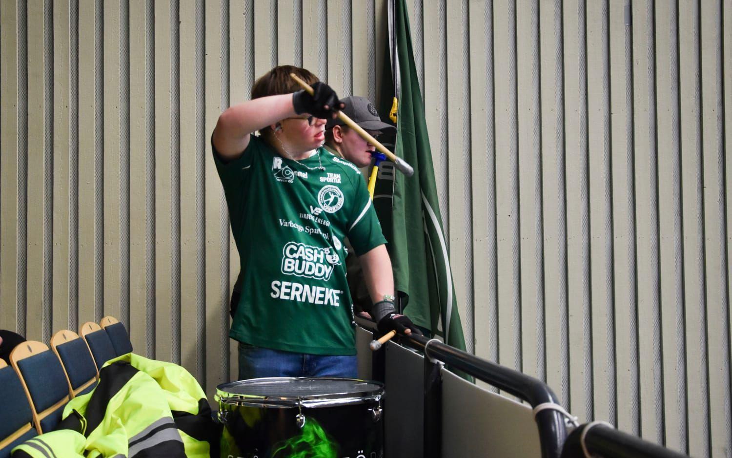 Inte många hade klarat av 60 minuters trummande på en handbollsmatch. Lukas pustar ut men tar bara paus i några sekunder. Armarna har minst sagt blivit starka av rutinen.