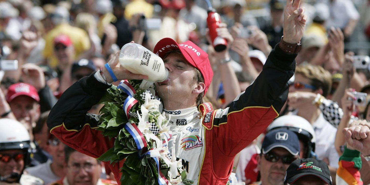 Dan Wheldon, Storbritannien, firar sin Indy 500-seger 2005 genom att sedvanligt dricka mjölk. En av många traditioner som omgärdar det klassiska loppet. Arkivbild.