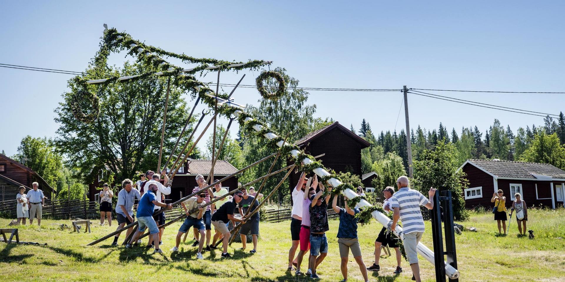 Pressen att ha en fantastisk midsommar med massor av vänner, traditioner och gärna ett fint lantställe som fond, kan kännas tung för många. Arkivbild