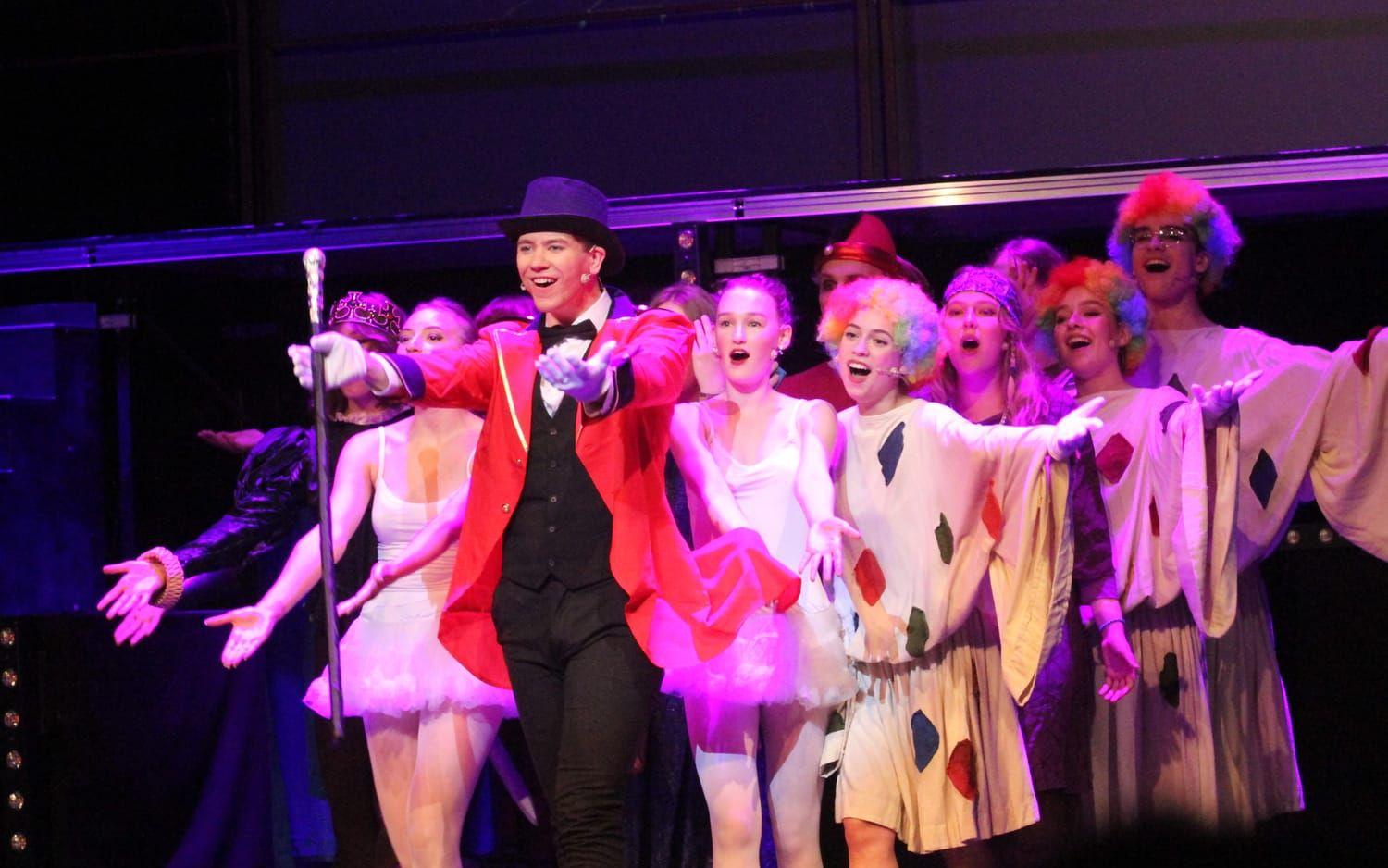 Ensemblen i ”Best of Broadway” inledde med numret ”Magic to do” ur ”Pippin” från 1972.