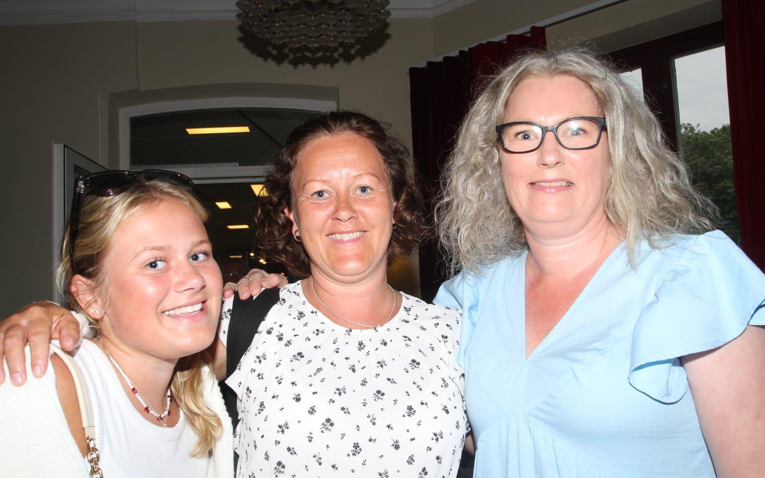 Emma och Lena Eliasson och Helena Nilsson från Varberg var på premiären.