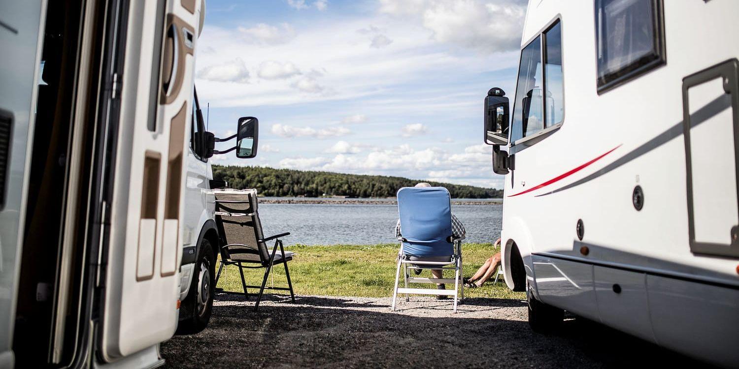 Frihet och camping i ett. Att semestra med husbil har blivit populärt under coronapandemin. Men man måste inte köpa en egen bil för att kunna njuta av semestern, det går att hyra också.