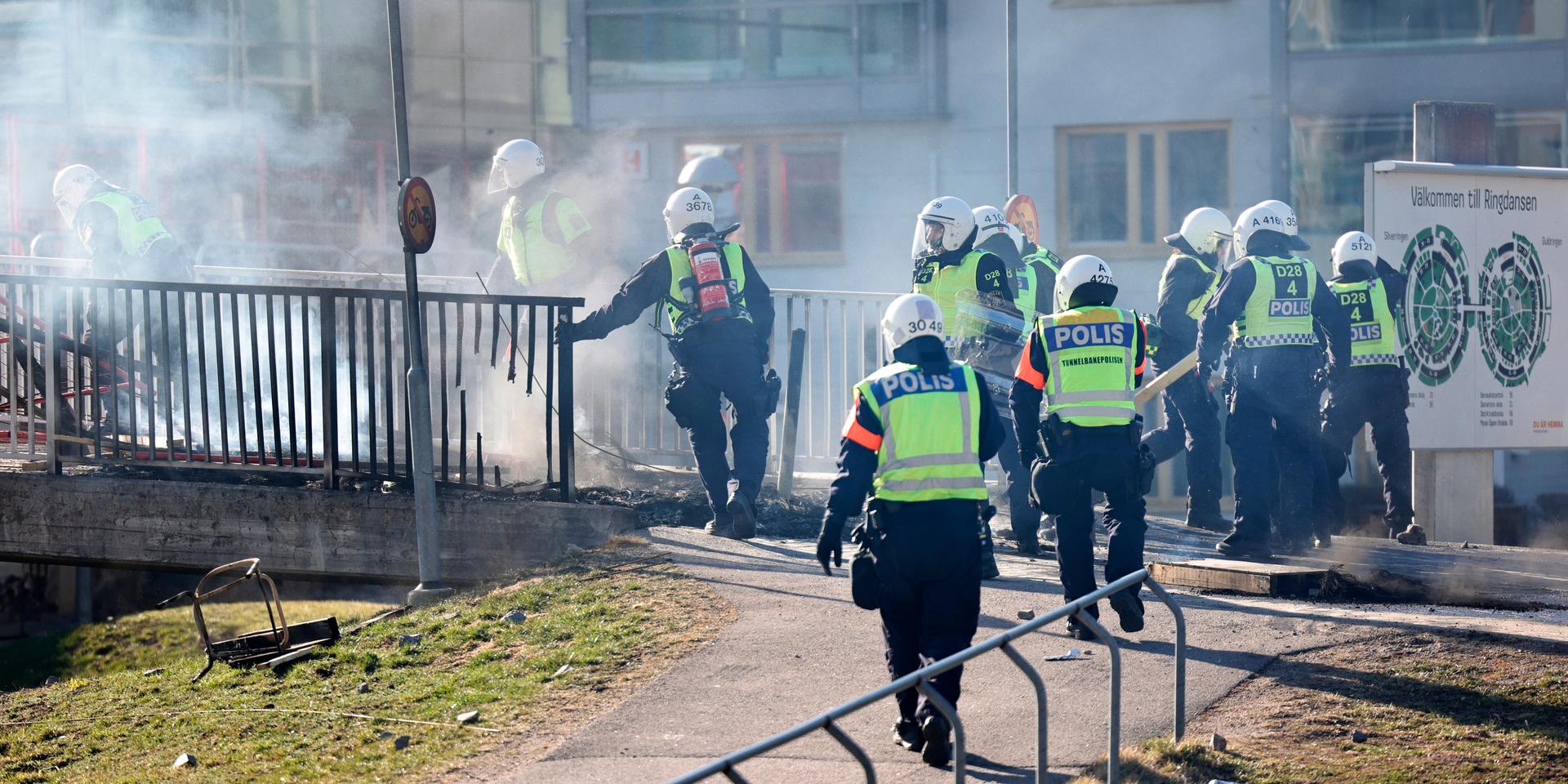  I ett läge där stora grupper utmanar den rättsordningen med omfattande organiserat våld, måste statens svar vara kraftfullt, skriver debattörerna.