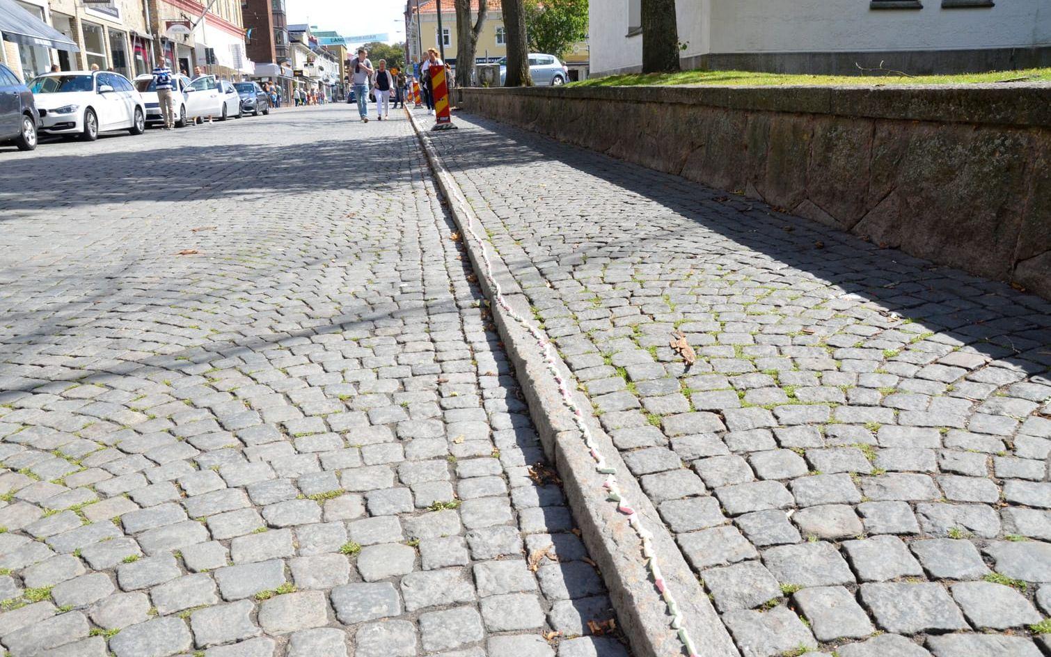 Långt. Bilkön startade vid Torggrillen och svängde runt kyrkan. /Foto: Danielle Delbro