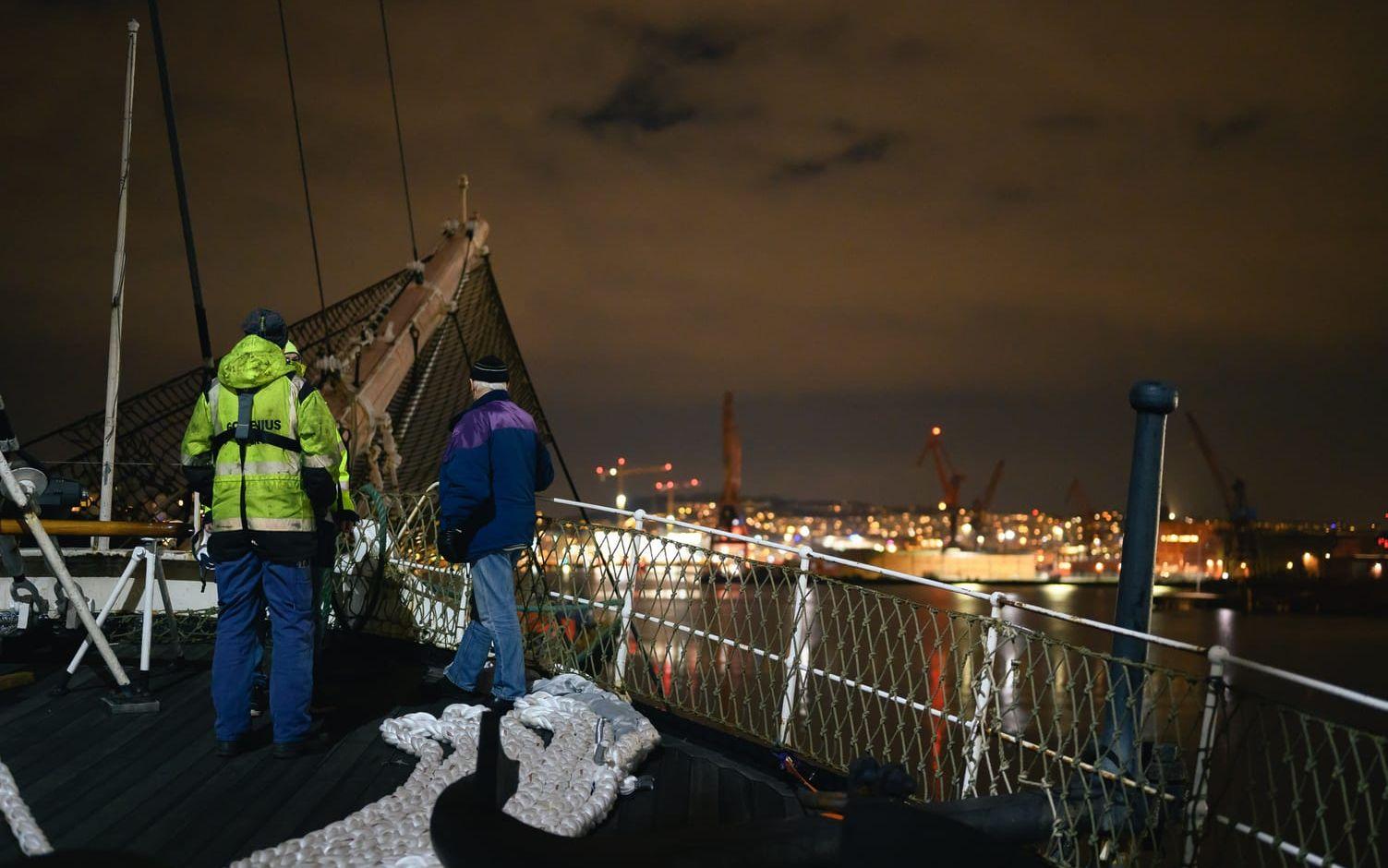 Så här såg det nu i natt när Barken Viking lämnade Göteborg för att läggas på varv i Falkenberg. 