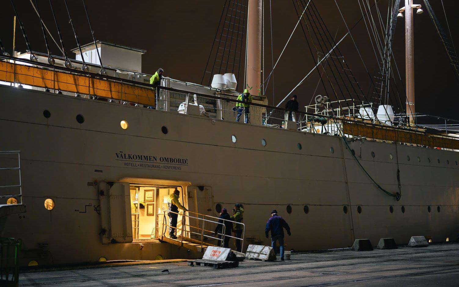 Så här såg det nu i natt när Barken Viking lämnade Göteborg för att läggas på varv i Falkenberg. 