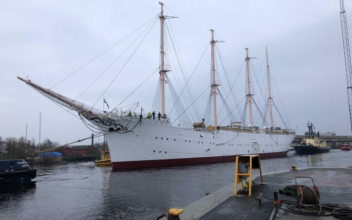 Tidigt på söndagsmorgonen lämnade det 115 år gamla fartyget sin hemstad - för att här anlända i Falkenberg.