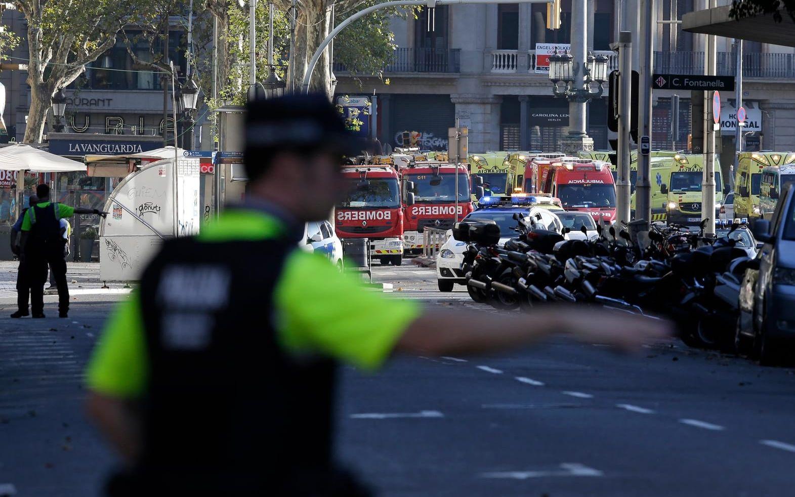 Stora avspärrningar och polisnärvaro kring Las Ramblas under torsdagskvällen. Bild: TT
