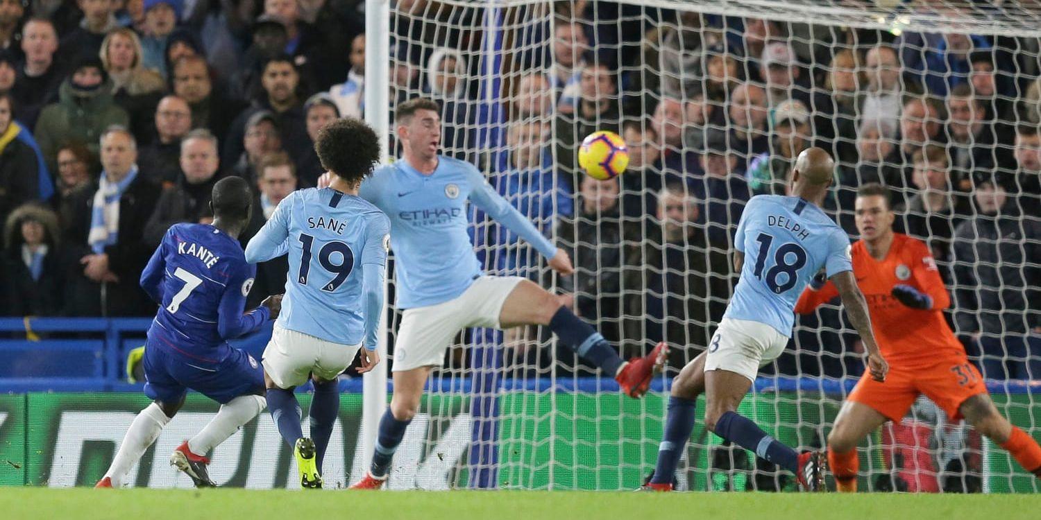 N'Golo Kanté inledde målskyttet för Chelsea mot Manchester City på detta vis.