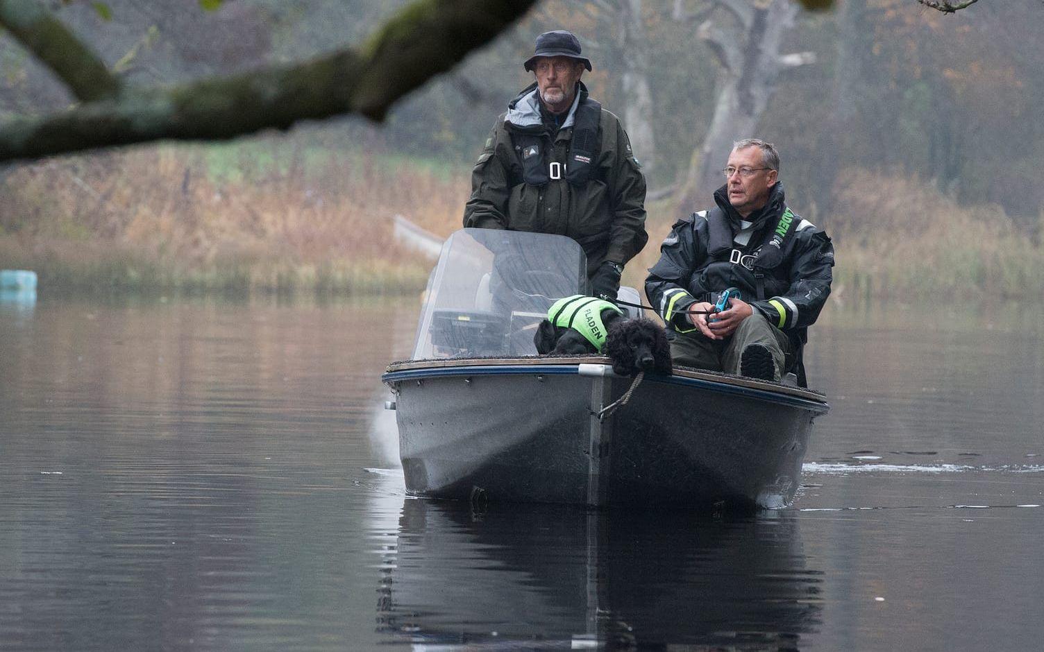 Polisen genomför sök i Ätran. 