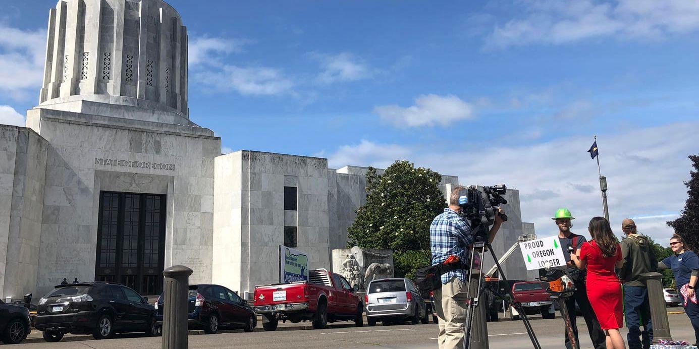 Journalister och demonstranter utanför Oregon State House i huvudstaden Salem.