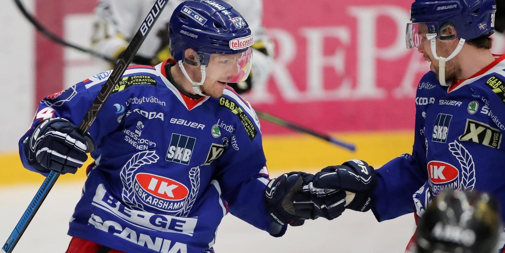 Oskarshamns Joakim Hillding jublade med Markus Modigs efter sitt 5–2 mål under onsdagens seriefinal i hockeyallsvenskan hemma mot AIK (5–3).