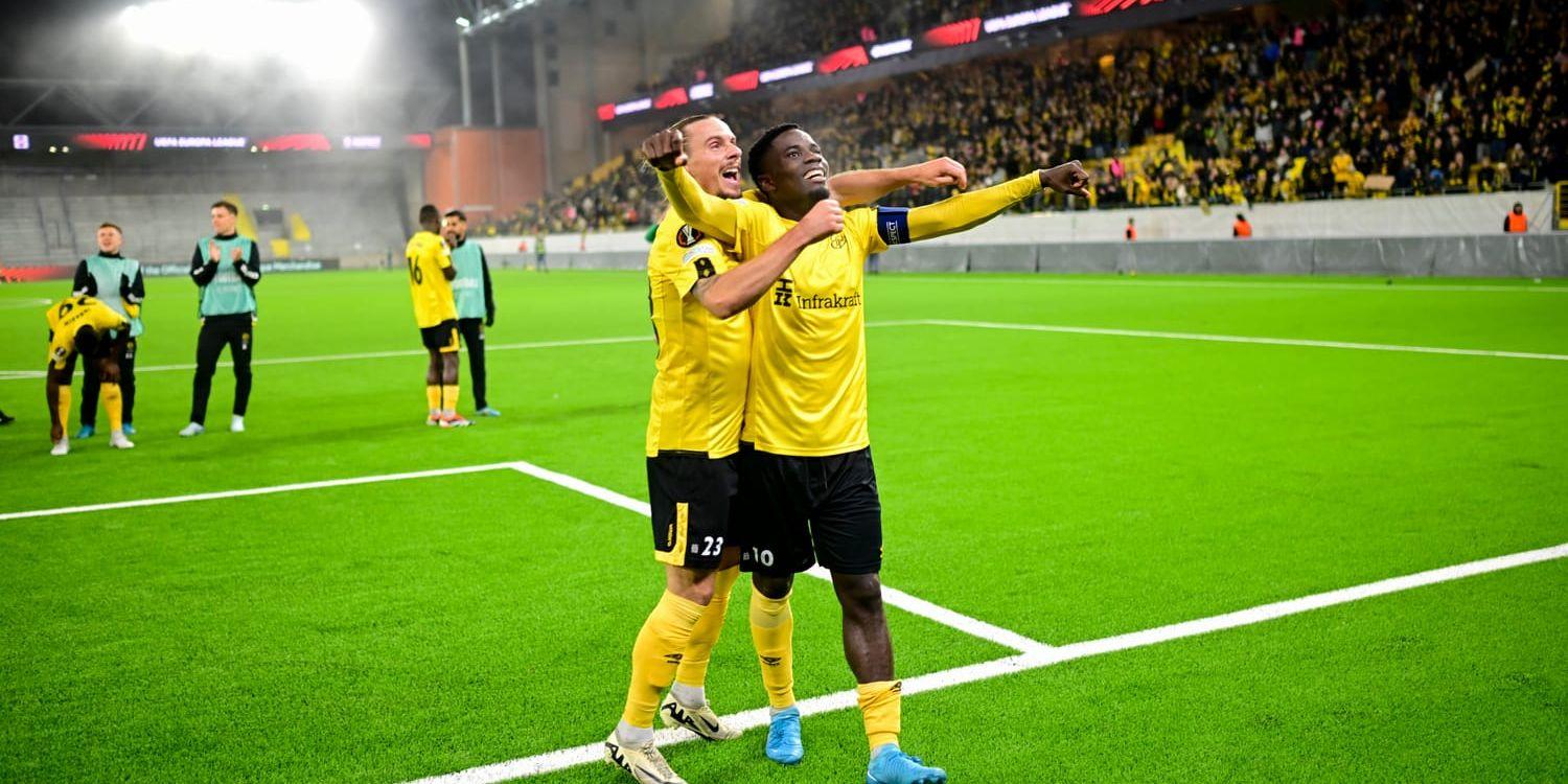 Niklas Hult och målskytten Michael Baidoo firar efter 1–0-segern hemma mot Roma i Europa League.