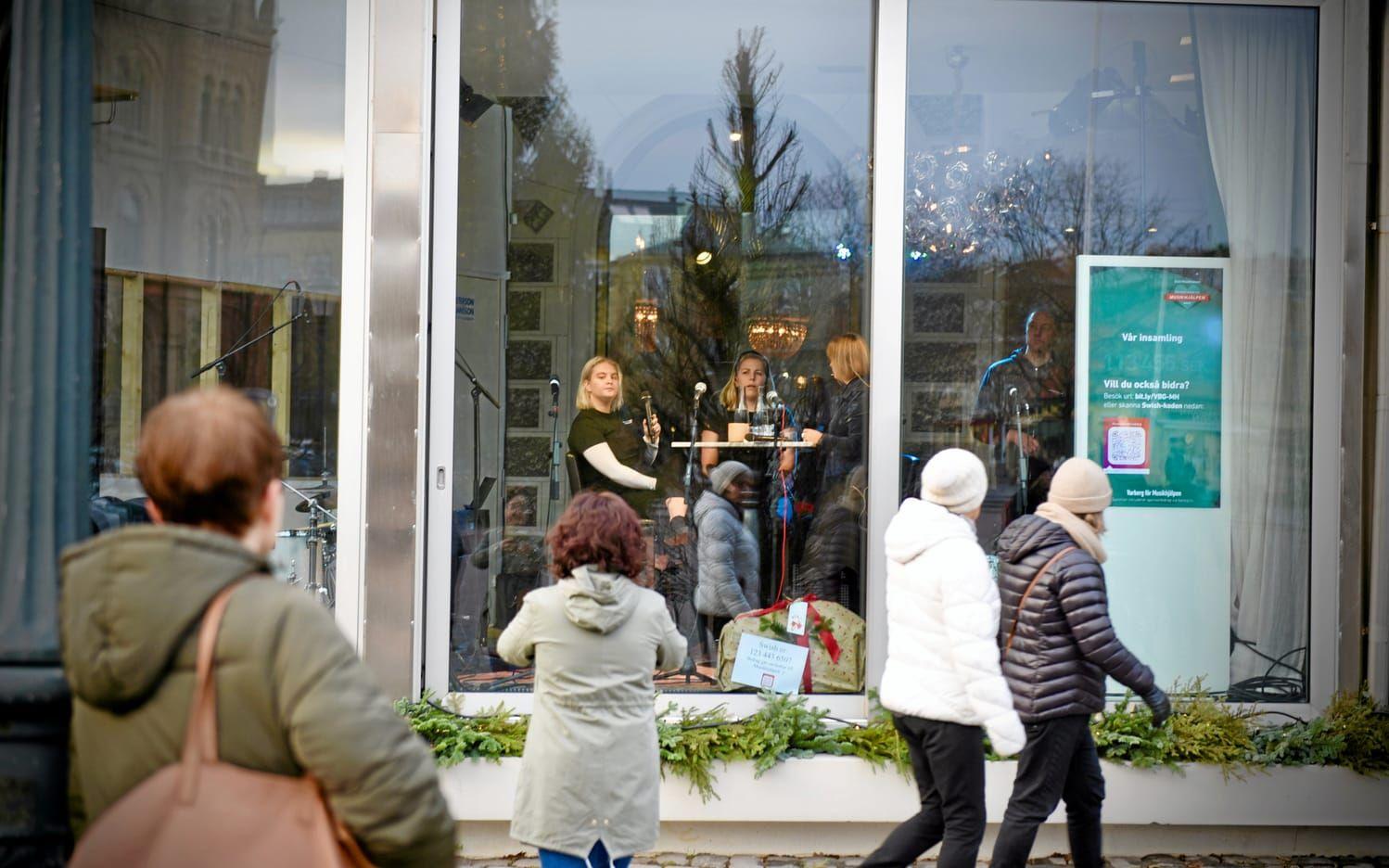 Såhär såg det ut utanför buren som byggdes upp inne i Stadshotellet 2019.