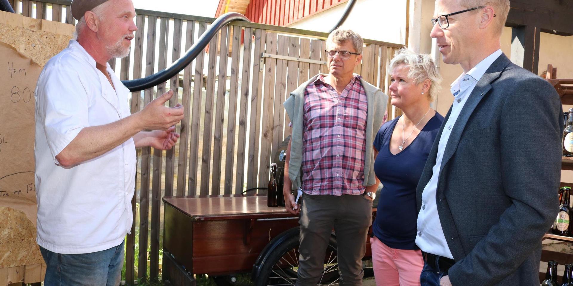 Ola Johansson (C), Anneli Andelén (C) och Christofer Bergenblock (C) vid ett besök på Byaregårdens bryggeri i Veddige.