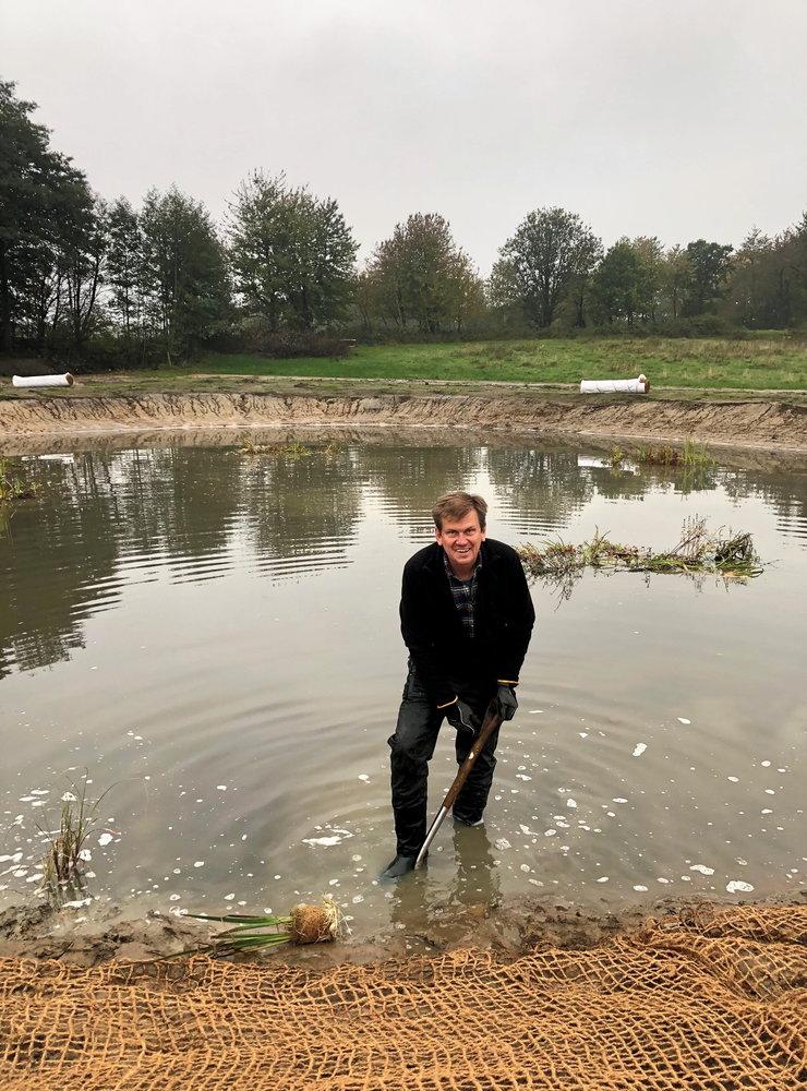 Harald Lagerstedt är åtgärdssamordnare i projektet LEVA där han bland annat besöker gårdar och hjälper markägare att ansöka om bidrag, ta fram underlag och genomföra åtgärder för att minska övergödning.