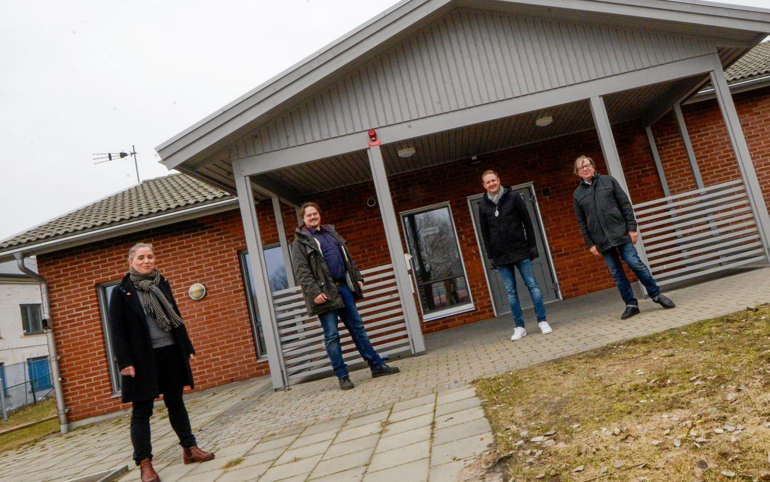 Georgia Ferris (KD), Markus Jöngren (MP), Per Svensson (S) och Lars Fagerström (L) framför tegelhuset på Falkagård.